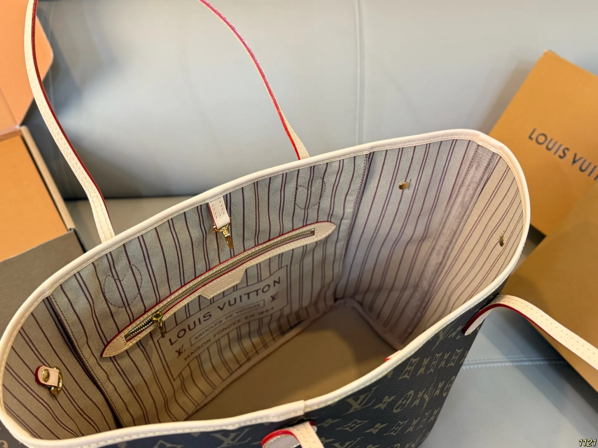 原版复刻¥300飞机盒 升级版全钢五金 专柜同步163变码芯片 LV经典系列购物袋 neverfull超级酷太爱啦 购物袋届的天花板 被它的颜值惊艳到啦 简约大气 时髦感十足 尺寸32 29