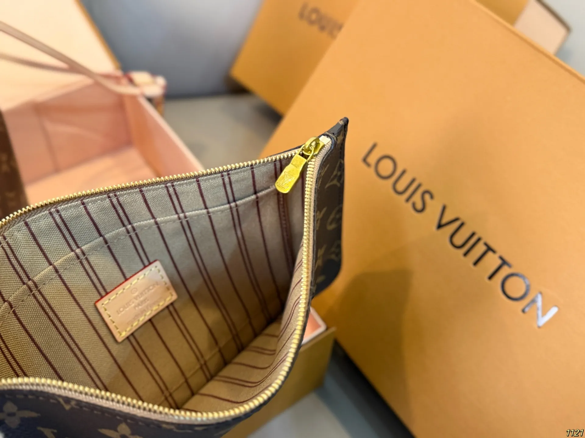 原版复刻&yen;300飞机盒 升级版全钢五金 专柜同步163变码芯片 LV经典系列购物袋 neverfull超级酷太爱啦 购物袋届的天花板 被它的颜值惊艳到啦 简约大气 时髦感十足 尺寸32 29