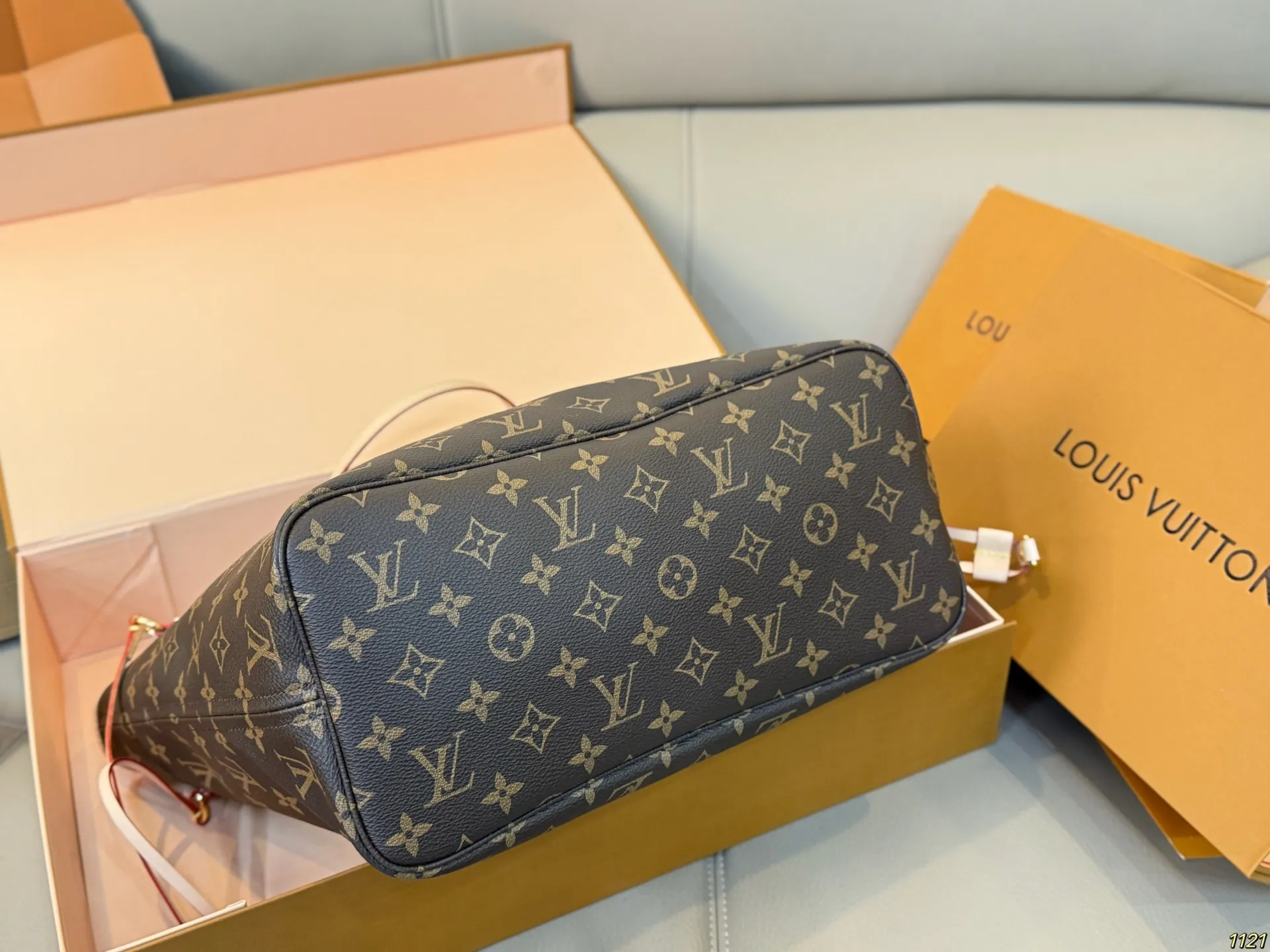 原版复刻&yen;300飞机盒 升级版全钢五金 专柜同步163变码芯片 LV经典系列购物袋 neverfull超级酷太爱啦 购物袋届的天花板 被它的颜值惊艳到啦 简约大气 时髦感十足 尺寸32 29