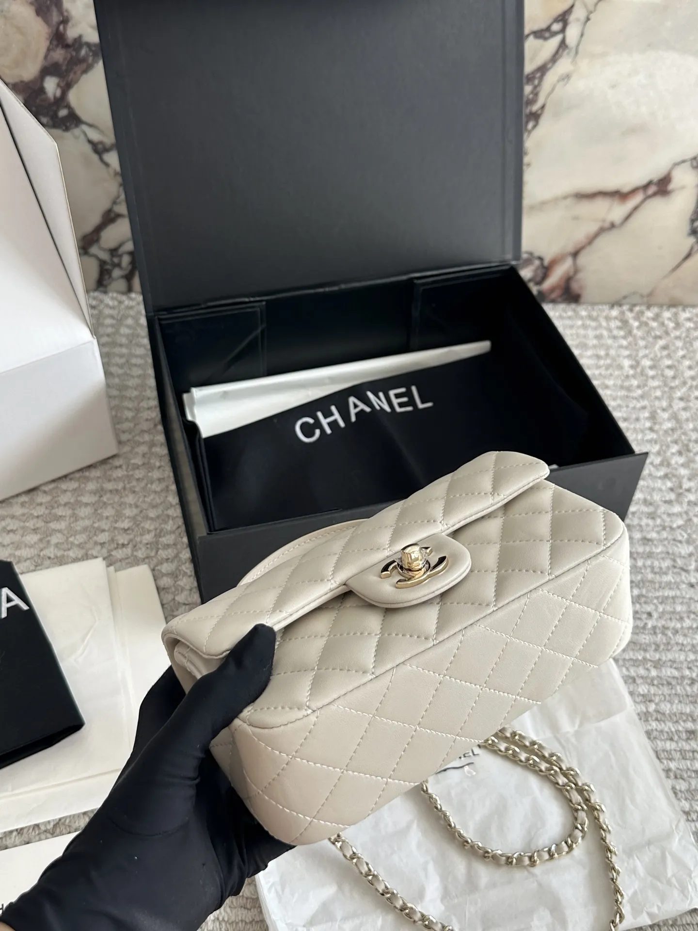 💰170 配盒 size：20*12cm 小香家 cf handle 无论搭配还是容量都是没得说， 真的太可爱了！ 🉑️手提的cf！