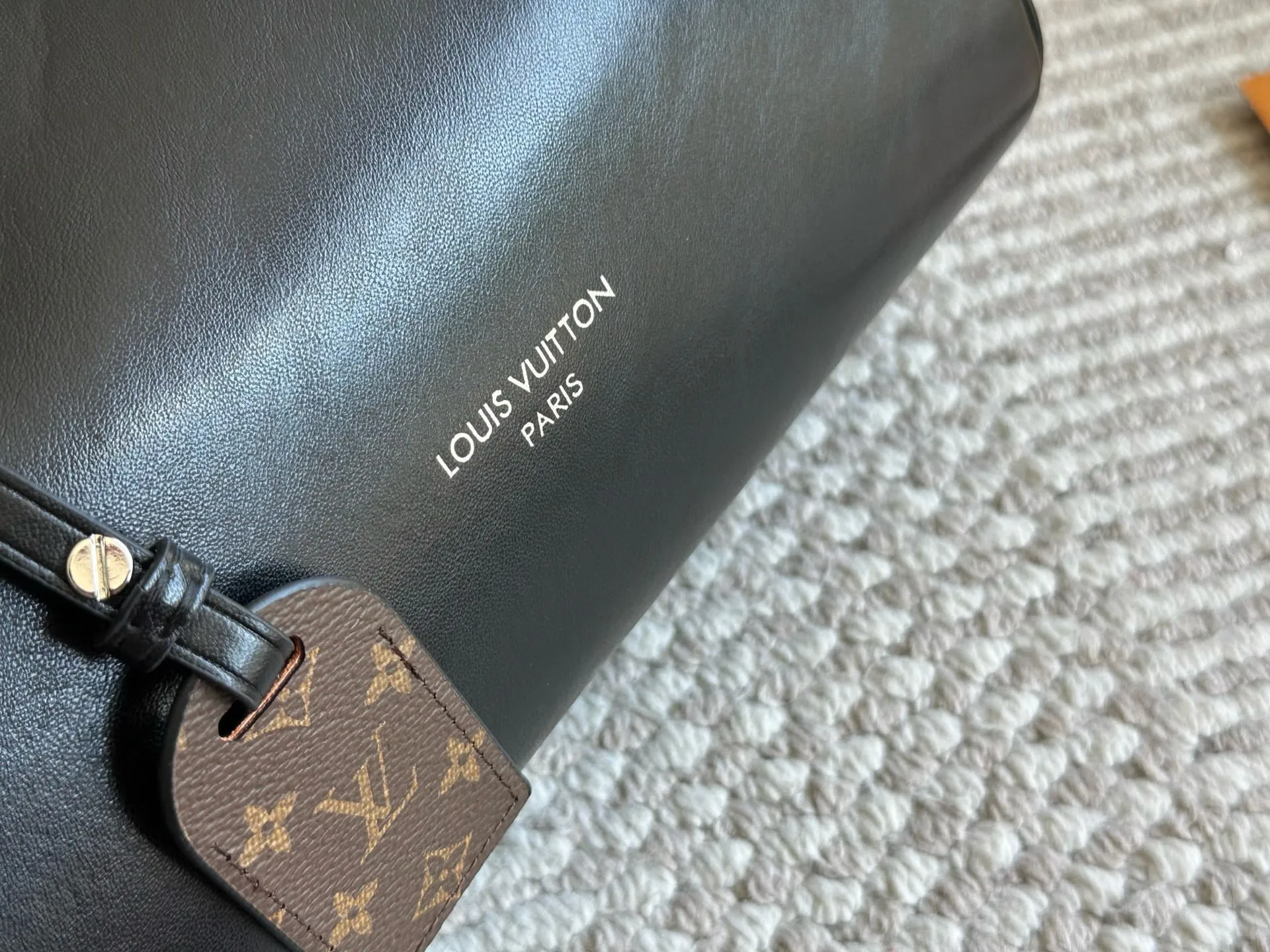 💰220 配盒 2025春夏系列Speedy Cargo Vibe 新款Speedy Cargo Vibe皮子又软又亮,带拉链的大包彻底解决了怕包包没有拉链的东西掉出去的烦恼黑色酷酷滴~白色甜酷风y2k风来袭 尺寸 28 17cm