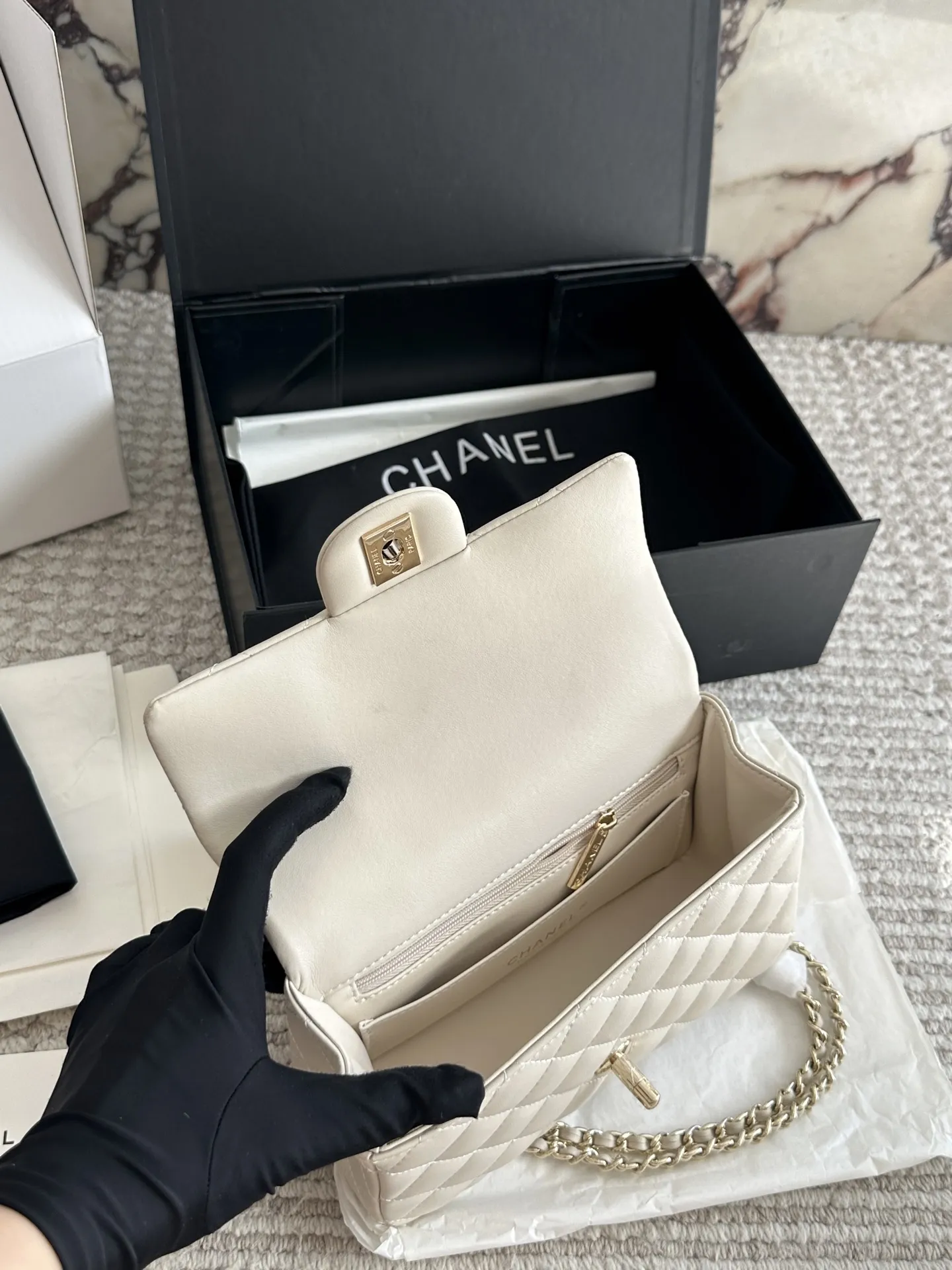 💰170 配盒 size:20*12cm 小香家 cf handle 无论搭配还是容量都是没得说, 真的太可爱了! 🉑️手提的cf!