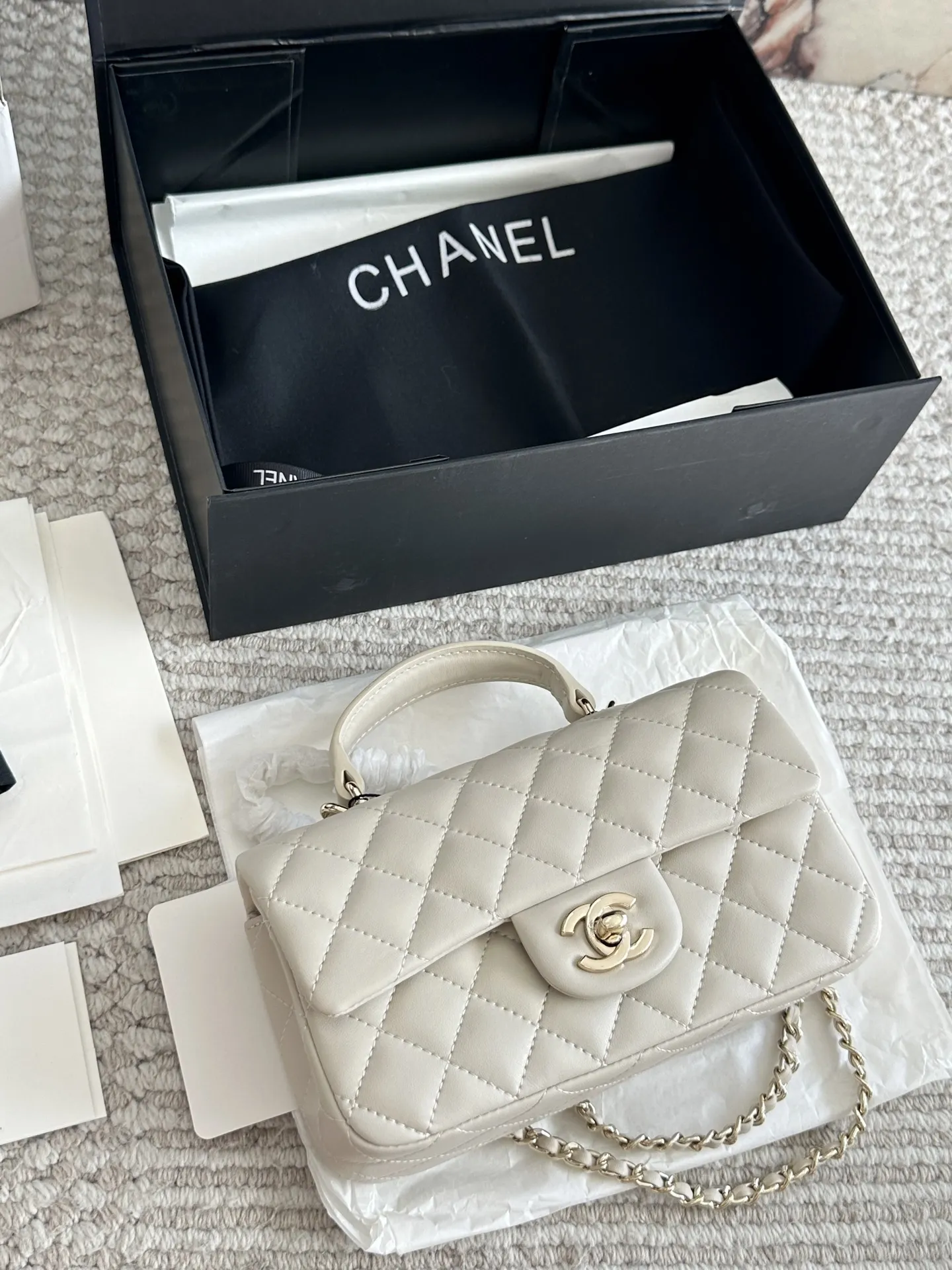 💰170 配盒 size：20*12cm 小香家 cf handle 无论搭配还是容量都是没得说， 真的太可爱了！ 🉑️手提的cf！