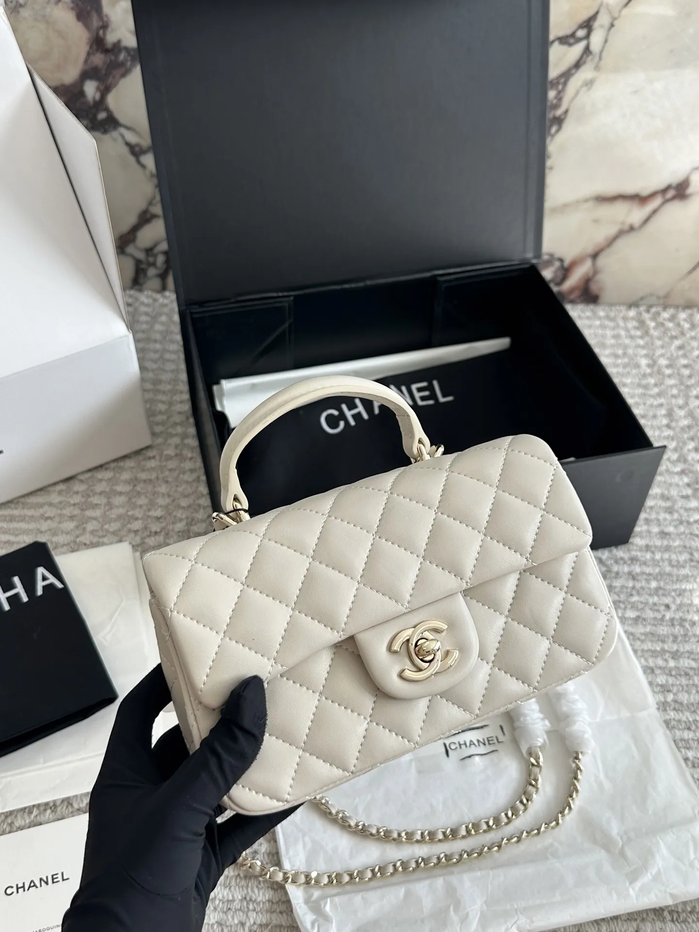 💰170 配盒 size:20*12cm 小香家 cf handle 无论搭配还是容量都是没得说, 真的太可爱了! 🉑️手提的cf!