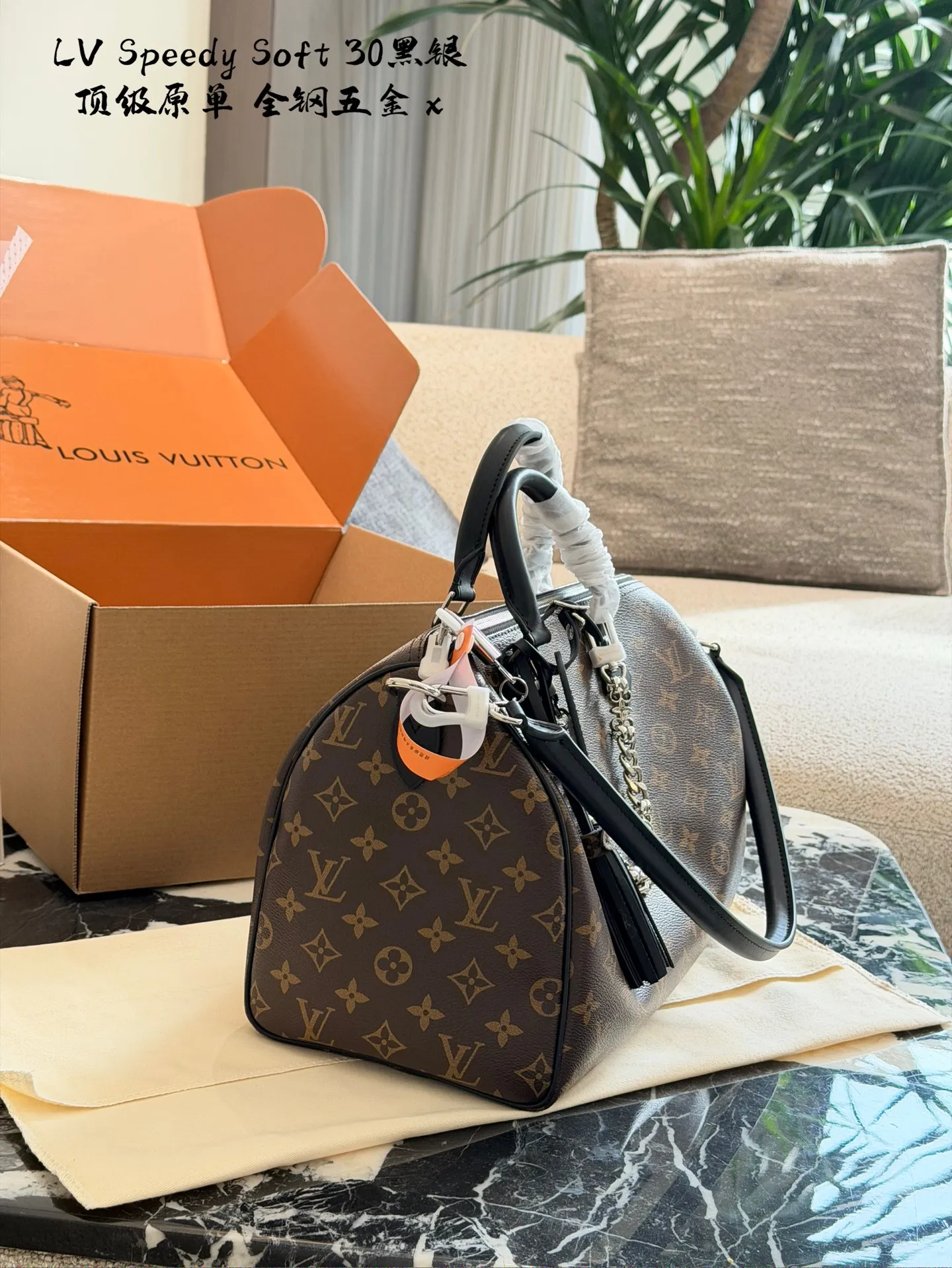 p280 顶级原单 LV Speedy Soft 30黑银老花包 LV Speedy Soft 30黑银老花包,经典Monogram涂层帆布+黑色皮革饰边,银色链条超有现代感十。30x21x17cm 30x21x17cm,容量适中,通勤or短途旅行都很OK!皮质内里柔软耐用,拉链口袋方便收纳护照等小物。Toron手柄+链条肩带,手提斜挎都时髦,实用又百搭,是LV家的常青款,怎么搭都好看! 图片包装