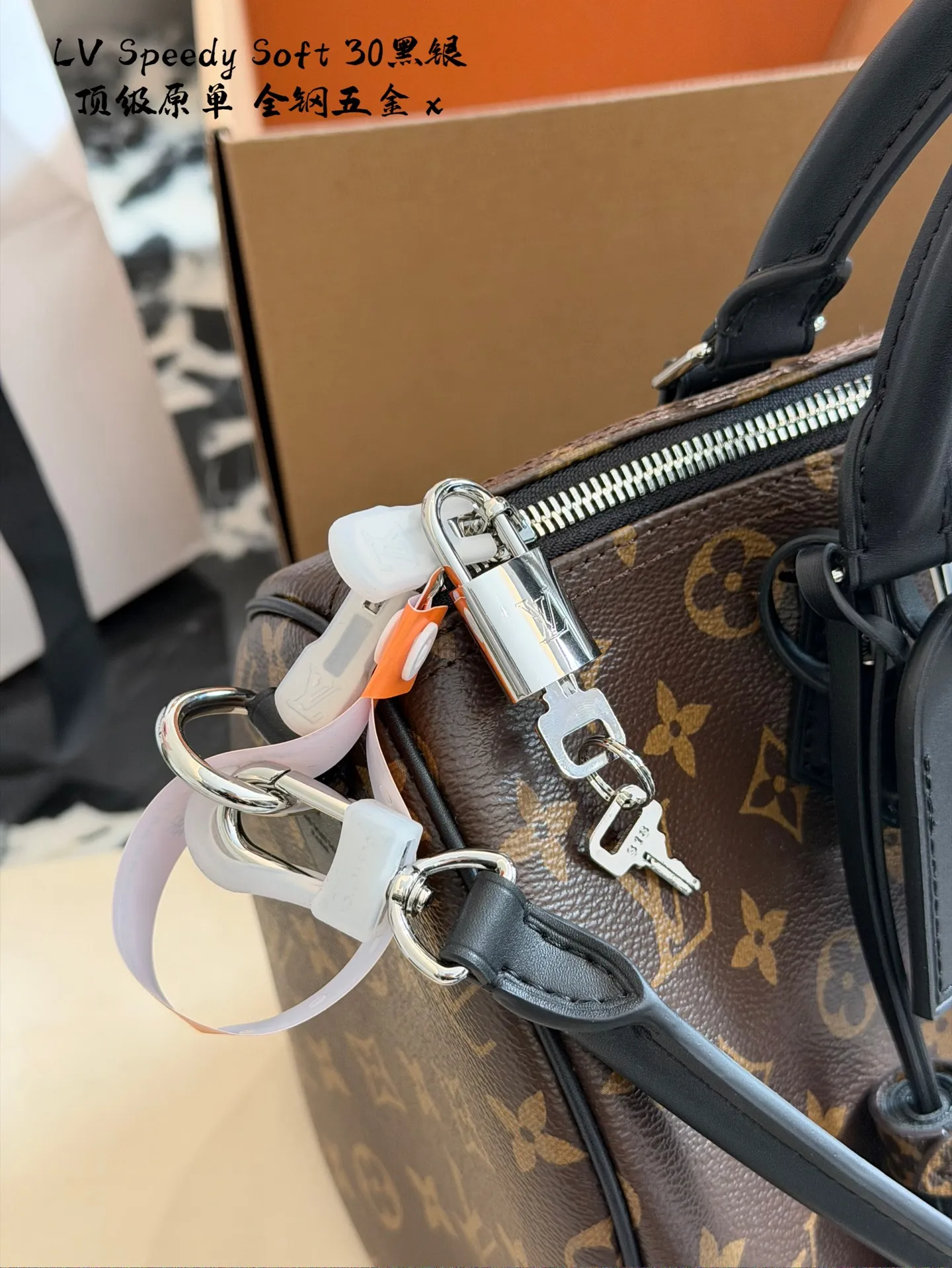 p280 顶级原单 LV Speedy Soft 30黑银老花包 LV Speedy Soft 30黑银老花包,经典Monogram涂层帆布+黑色皮革饰边,银色链条超有现代感十。30x21x17cm 30x21x17cm,容量适中,通勤or短途旅行都很OK!皮质内里柔软耐用,拉链口袋方便收纳护照等小物。Toron手柄+链条肩带,手提斜挎都时髦,实用又百搭,是LV家的常青款,怎么搭都好看! 图片包装