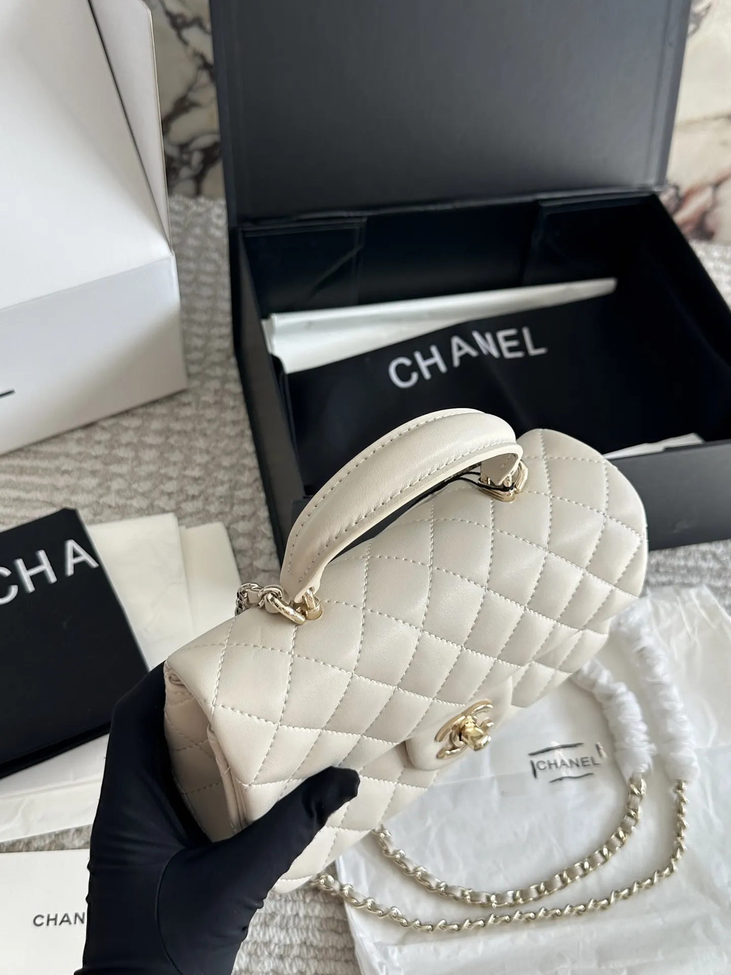 💰170 配盒 size：20*12cm 小香家 cf handle 无论搭配还是容量都是没得说， 真的太可爱了！ 🉑️手提的cf！