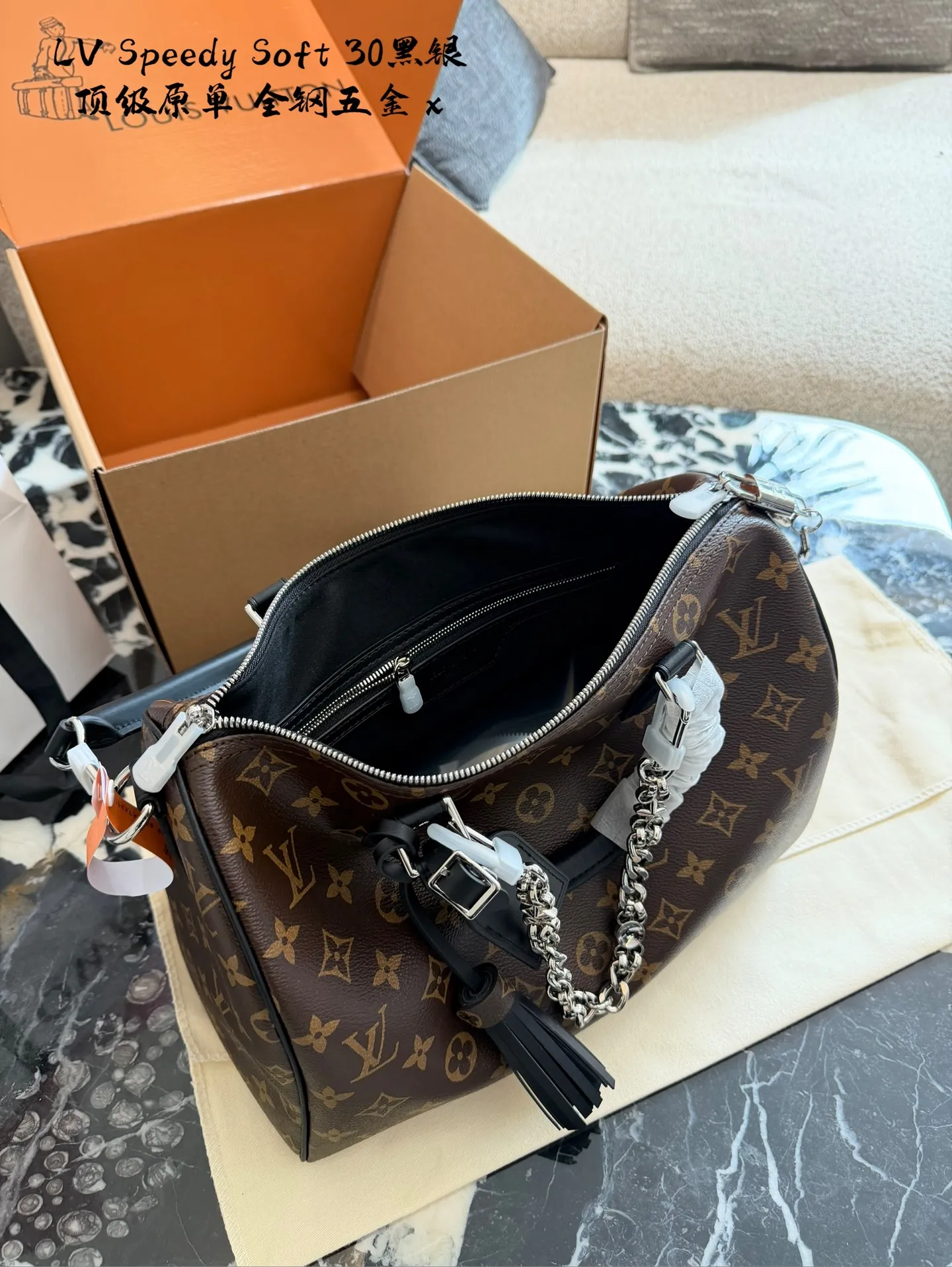 p280 顶级原单 LV Speedy Soft 30黑银老花包 LV Speedy Soft 30黑银老花包，经典Monogram涂层帆布+黑色皮革饰边，银色链条超有现代感十。30x21x17cm 30x21x17cm，容量适中，通勤or短途旅行都很OK!皮质内里柔软耐用，拉链口袋方便收纳护照等小物。Toron手柄+链条肩带，手提斜挎都时髦，实用又百搭，是LV家的常青款，怎么搭都好看! 图片包装