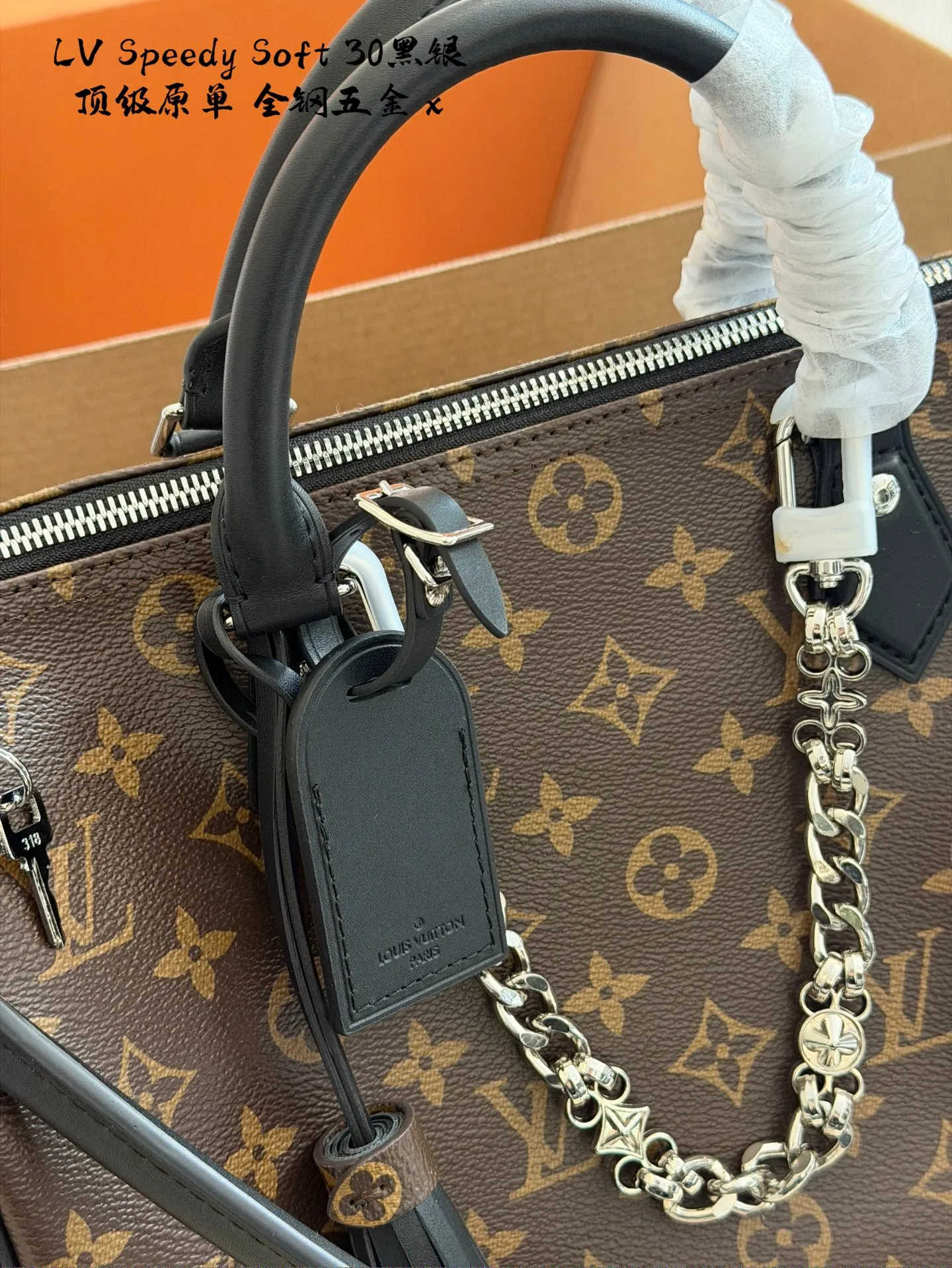 p280 顶级原单 LV Speedy Soft 30黑银老花包 LV Speedy Soft 30黑银老花包，经典Monogram涂层帆布+黑色皮革饰边，银色链条超有现代感十。30x21x17cm 30x21x17cm，容量适中，通勤or短途旅行都很OK!皮质内里柔软耐用，拉链口袋方便收纳护照等小物。Toron手柄+链条肩带，手提斜挎都时髦，实用又百搭，是LV家的常青款，怎么搭都好看! 图片包装