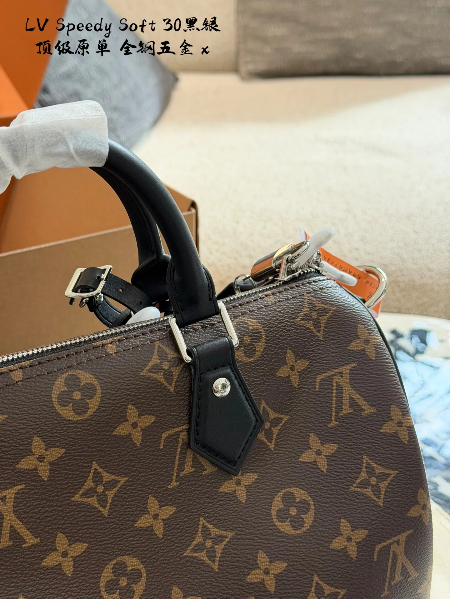 p280 顶级原单 LV Speedy Soft 30黑银老花包 LV Speedy Soft 30黑银老花包，经典Monogram涂层帆布+黑色皮革饰边，银色链条超有现代感十。30x21x17cm 30x21x17cm，容量适中，通勤or短途旅行都很OK!皮质内里柔软耐用，拉链口袋方便收纳护照等小物。Toron手柄+链条肩带，手提斜挎都时髦，实用又百搭，是LV家的常青款，怎么搭都好看! 图片包装