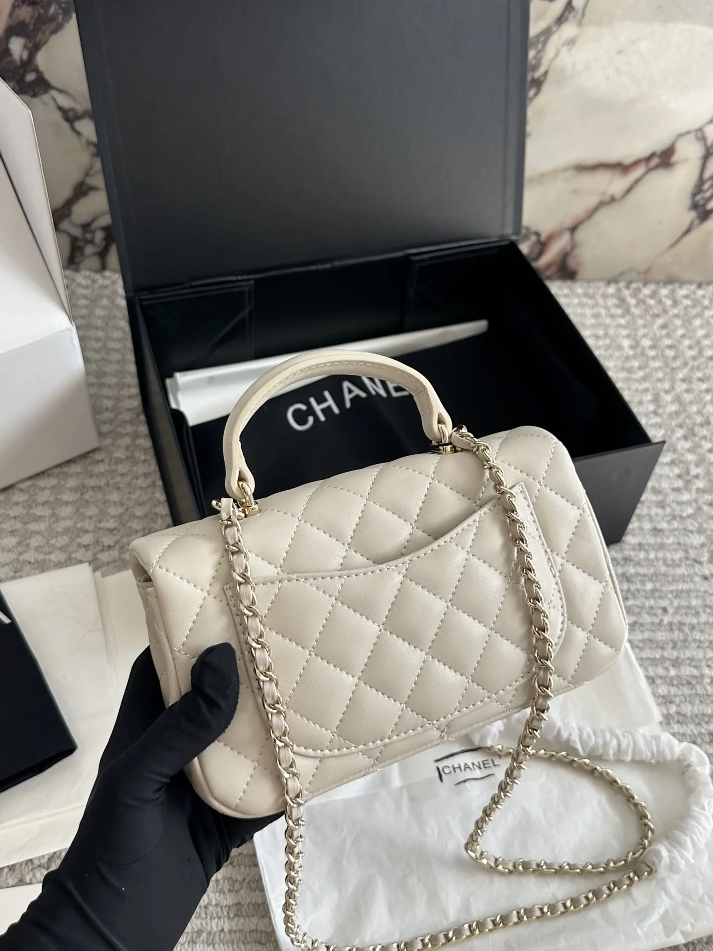 💰170 配盒 size：20*12cm 小香家 cf handle 无论搭配还是容量都是没得说， 真的太可爱了！ 🉑️手提的cf！