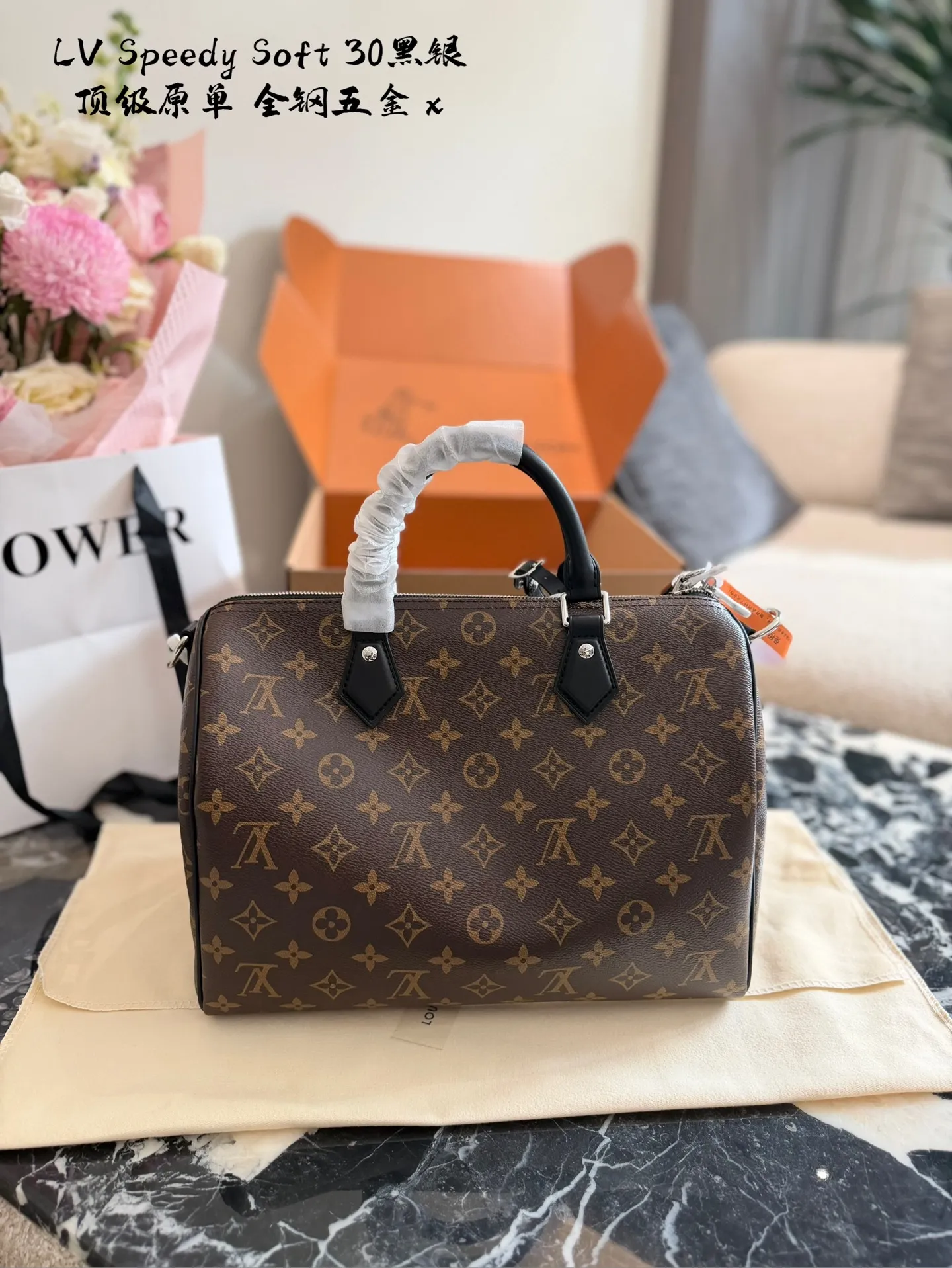 p280 顶级原单 LV Speedy Soft 30黑银老花包 LV Speedy Soft 30黑银老花包,经典Monogram涂层帆布+黑色皮革饰边,银色链条超有现代感十。30x21x17cm 30x21x17cm,容量适中,通勤or短途旅行都很OK!皮质内里柔软耐用,拉链口袋方便收纳护照等小物。Toron手柄+链条肩带,手提斜挎都时髦,实用又百搭,是LV家的常青款,怎么搭都好看! 图片包装