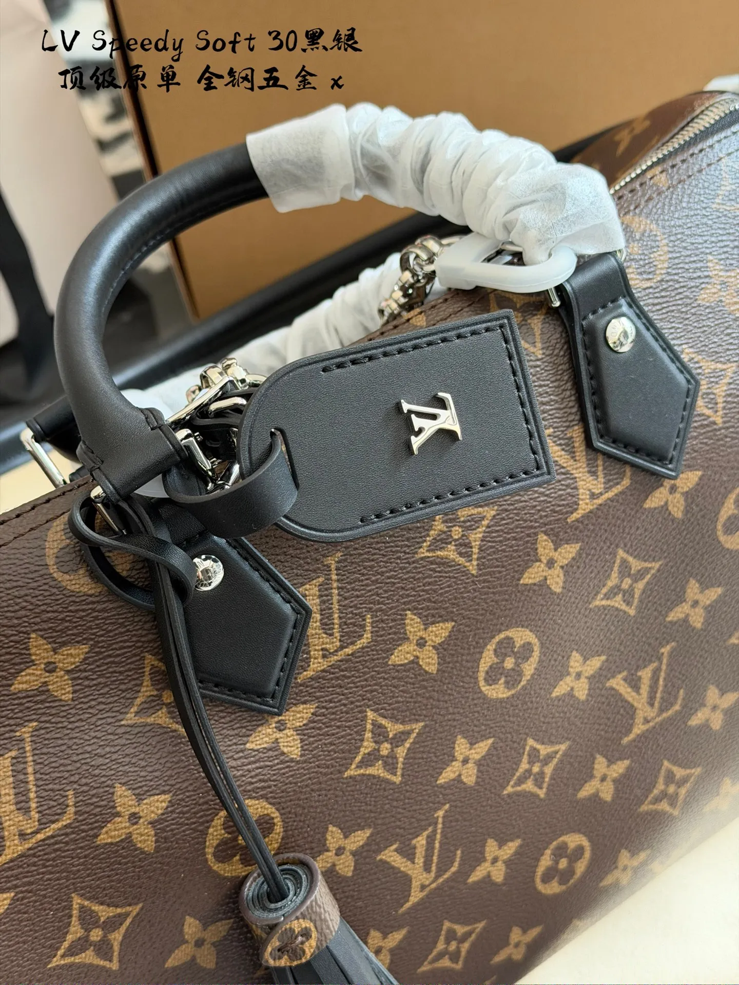 p280 顶级原单 LV Speedy Soft 30黑银老花包 LV Speedy Soft 30黑银老花包，经典Monogram涂层帆布+黑色皮革饰边，银色链条超有现代感十。30x21x17cm 30x21x17cm，容量适中，通勤or短途旅行都很OK!皮质内里柔软耐用，拉链口袋方便收纳护照等小物。Toron手柄+链条肩带，手提斜挎都时髦，实用又百搭，是LV家的常青款，怎么搭都好看! 图片包装