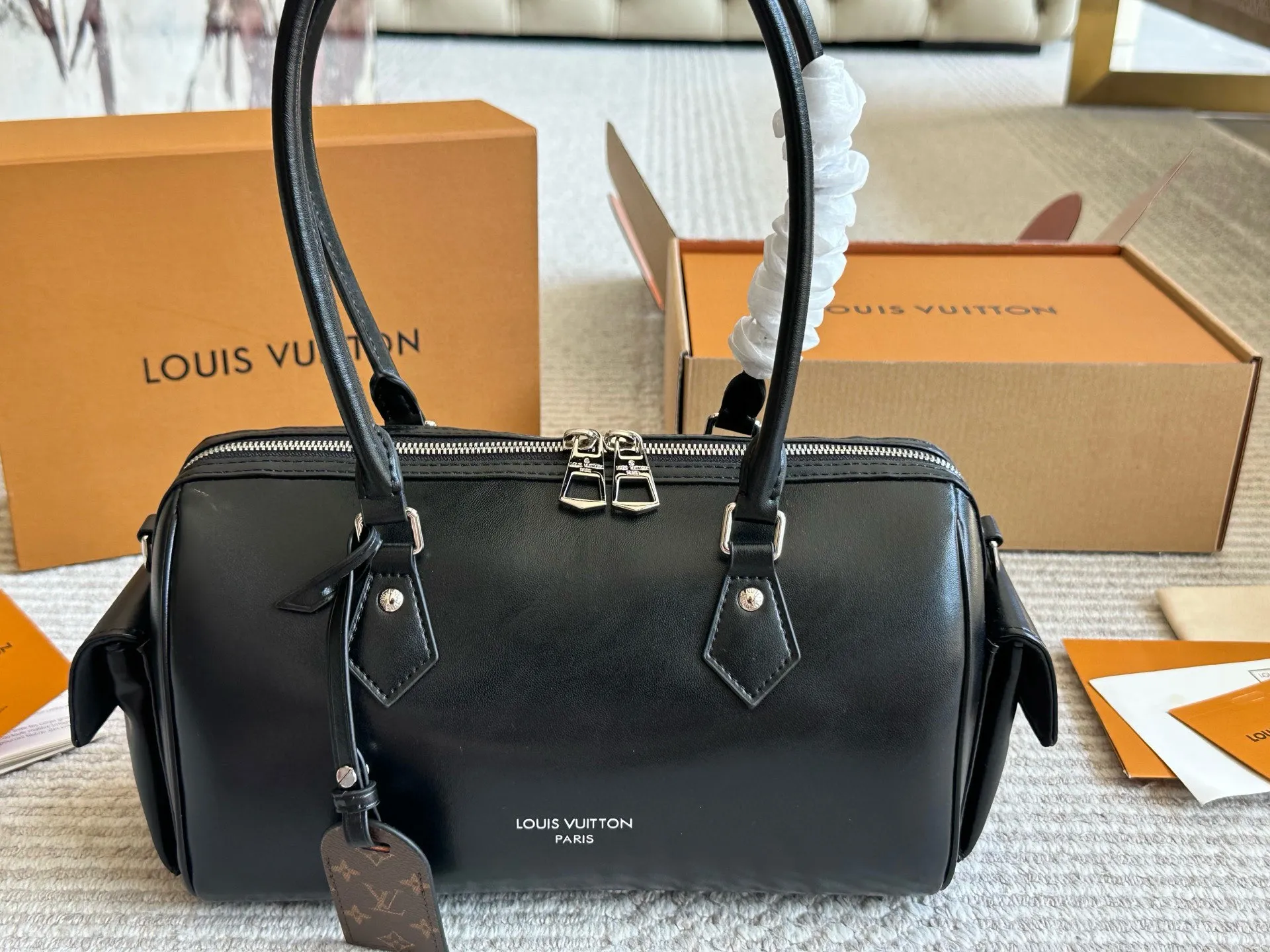 💰220 配盒 2025春夏系列Speedy Cargo Vibe 新款Speedy Cargo Vibe皮子又软又亮,带拉链的大包彻底解决了怕包包没有拉链的东西掉出去的烦恼黑色酷酷滴~白色甜酷风y2k风来袭 尺寸 28 17cm