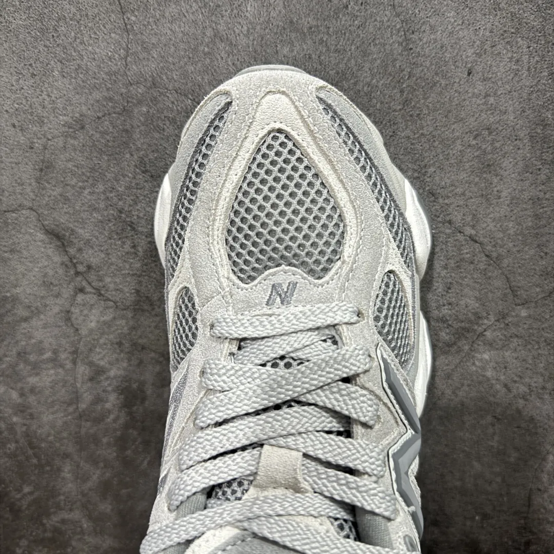 💰240【纯原版】 New Balance NB9060 联名款 复古休闲运动慢跑鞋 灰色 U9060ERD 全套原楦原纸板原厂数据开发 进口三明治网面 原装进口翻毛皮料正确绒感卡色 正确中底拉帮中底网布细节 原厂标裁 带紫光防伪 定制后跟透明水晶模块 冲裁组合 大底贴合程度胶水上色把控完美 整洁度挑战全网艺术家 多道序QC把关品质完善 匠心打造 耗时两个月开发完成 工艺极其复杂难度可想而知 新开独立私模大底 全网唯一正确六层组合大底 高端零售专供产物 Size:36 37 37.5 38 38.5 39 40 40.5 41 42 42.5 43 44 45 46.5 编码:JPC290300