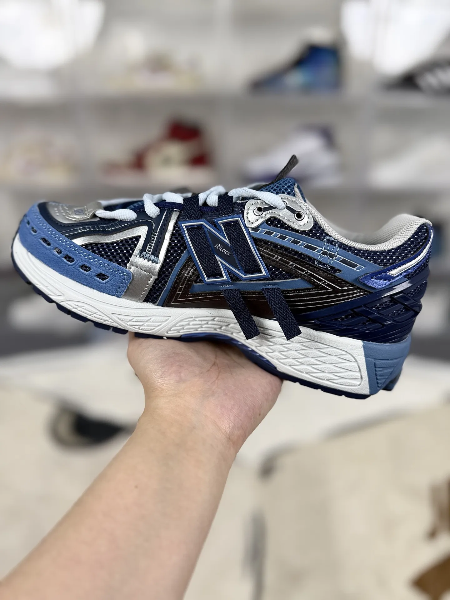 💰190 Z版纯原New Balance 1906A Deep Blue 舒适百搭防滑耐磨 低帮 休闲跑步鞋 男女同款 深蓝色 新百伦 ▪️New Balance以诞生于21世纪的科技跑鞋1906为蓝本,融合现代先锋科技与日常使用风格注入当代美学,革新演绎复古时尚。淋漓经典轮廓,致敬千福一代跑者的科技美学,1906R以现代设计语言还原初始配色,层次演绎时光更迭的魅力。 ▪️尺码:36-47(36 37 37.5 38 38.5 39.5 40 40.5 41.5 42 42.5 43 44 44.5 45 45.5 46.5 47) ▪️货号:U1906AB