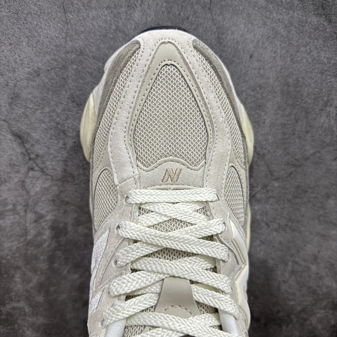 💰240【纯原版】 New Balance NB9060 联名款 复古休闲运动慢跑鞋 米灰色U9060JBC 全套原楦原纸板原厂数据开发 进口三明治网面 原装进口翻毛皮料正确绒感卡色 正确中底拉帮中底网布细节 原厂标裁 带紫光防伪 定制后跟透明水晶模块 冲裁组合 大底贴合程度胶水上色把控完美 整洁度挑战全网艺术家 多道序QC把关品质完善 匠心打造 耗时两个月开发完成 工艺极其复杂难度可想而知 新开独立私模大底 全网唯一正确六层组合大底 高端零售专供产物 Size:36 37 37.5 38 38.5 39 40 40.5 41 42 42.5 43 44 45 46.5 编码:JP270300