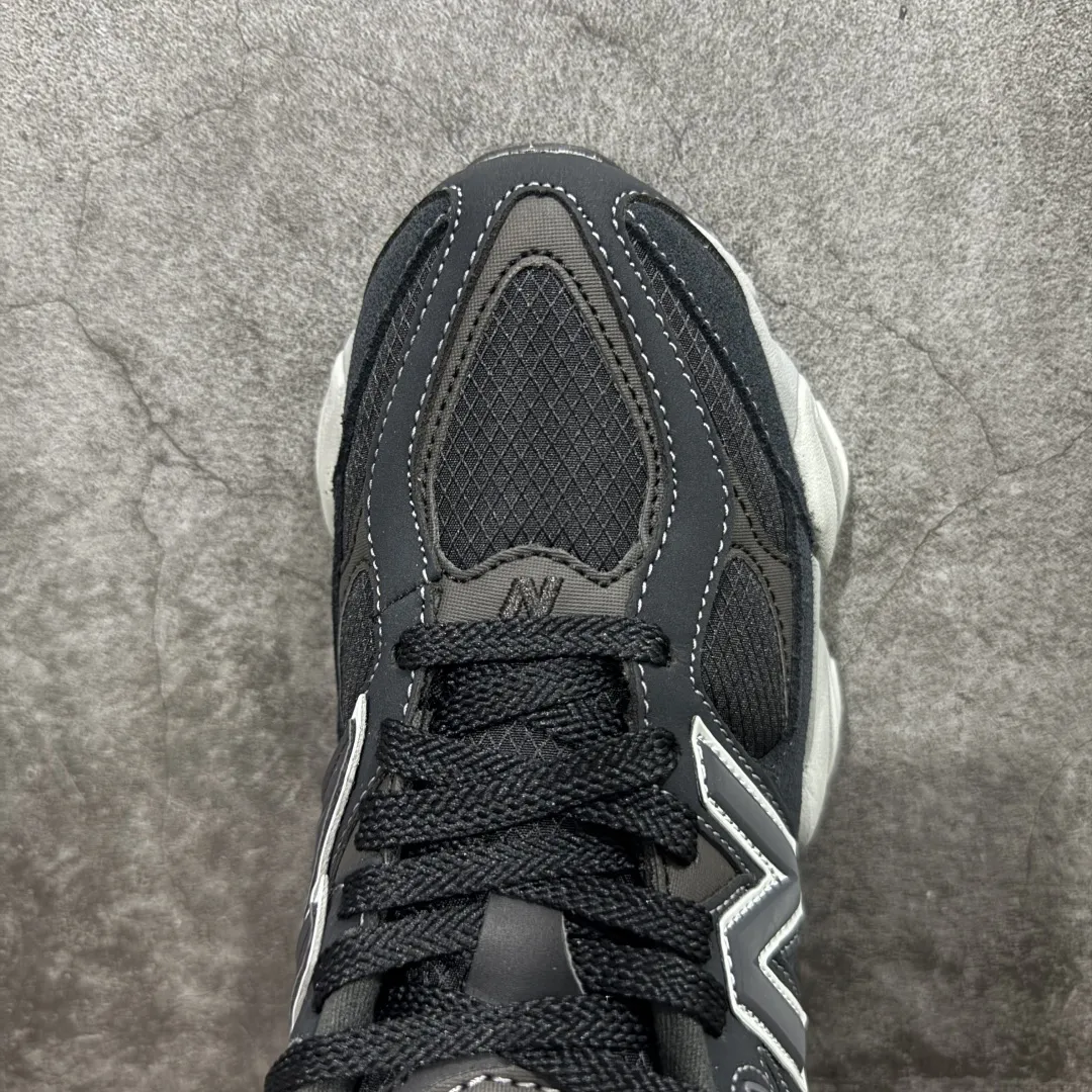 💰240【纯原版】 New Balance NB9060 联名款 复古休闲运动慢跑鞋 灰色 U9060ORA 全套原楦原纸板原厂数据开发 进口三明治网面 原装进口翻毛皮料正确绒感卡色 正确中底拉帮中底网布细节 原厂标裁 带紫光防伪 定制后跟透明水晶模块 冲裁组合 大底贴合程度胶水上色把控完美 整洁度挑战全网艺术家 多道序QC把关品质完善 匠心打造 耗时两个月开发完成 工艺极其复杂难度可想而知 新开独立私模大底 全网唯一正确六层组合大底 高端零售专供产物 Size：36 37 37.5 38 38.5 39 40 40.5 41.5 42 42.5 43 44 45 46.5 编码：JPC290300