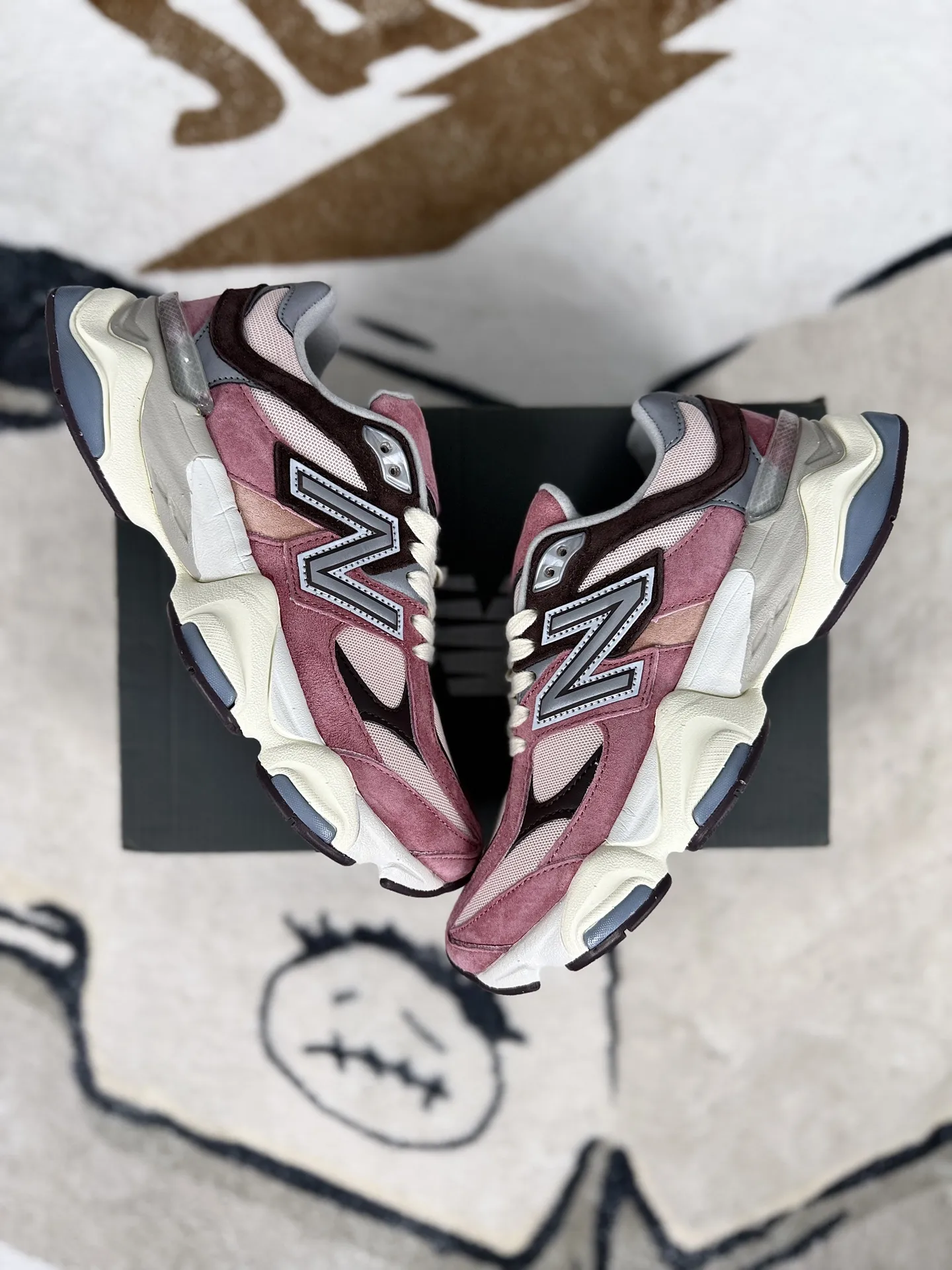 💰190 R版纯原New Balance NB 9060 织物猪皮 复古拼色 透气 低帮 生活休闲鞋 男女同款 砖红色 新百伦 ▪️New Balance 9060跑鞋是一款备受关注的复古风格运动鞋，是New Balance与芝加哥街头品牌Joe Freshgoods联名推出的，旨在将复古与现代元素相结合，为消费者带来全新的穿着体验。9060鞋款整体设计借鉴了90年代的复古风潮，麂皮与织物材质的组合，让鞋面质感十足，波浪形的流线型设计与老爹鞋的风格完美契合。中底采用了New Balance独特的&ldquo;ABZORB&rdquo;缓震技术，为穿着者提供卓越的缓震性能和舒适的穿着体验。鞋面采用网布和合成材料，提升了透气性，增加了舒适度。鞋底提供了坚固的抓地力和耐用性，确保了在各种地面上的稳定性。 ▪️尺码：36-40（36 37 37.5 38 38.5 39.5 40） ▪️货号：U9060TRU