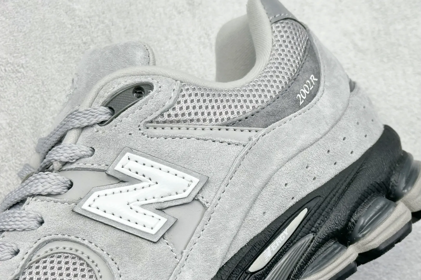 💰240 C版 New Balance NB 2002R 灰色 货号：M2002RC1 尺码：36 36.5 37 38.5 39 40 40.5 41 42 42.5 43 44 44.5 45 46 46.5 编码：33