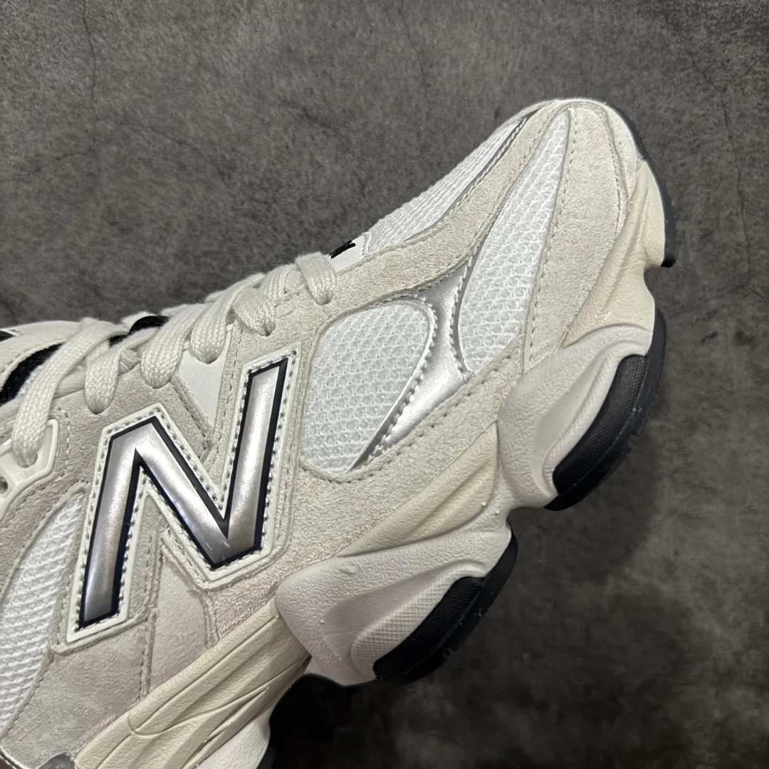 💰240【纯原C版】 New Balance NB9060 联名款 复古休闲运动慢跑鞋 灰色 U9060JRB 全套原楦原纸板原厂数据开发 进口三明治网面 原装进口翻毛皮料正确绒感卡色 正确中底拉帮中底网布细节 原厂标裁 带紫光防伪 定制后跟透明水晶模块 冲裁组合 大底贴合程度胶水上色把控完美 整洁度挑战全网艺术家 多道序QC把关品质完善 匠心打造 耗时两个月开发完成 工艺极其复杂难度可想而知 新开独立私模大底 全网唯一正确六层组合大底 高端零售专供产物 Size：36 37 37.5 38 38.5 39.5 40 40.5 41 42 42.5 43 44 45 46.5 编码：JPC290300
