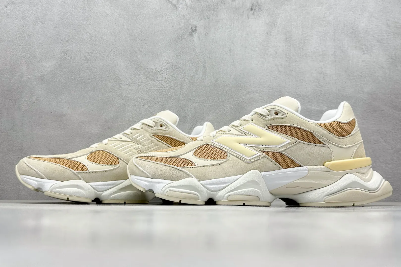 💰240 C版 Joe Freshgoods x New Balance NB9060 联名款 复古休闲运动慢跑鞋 #鞋款灵感源自设计师本人对夏日的怀日回忆。鞋面大身由空间双格及磨砂鞋面拼接而生，配以柔和、温暖的粉橘色调，夏日氛围拉满 #采用大面积网眼以及麂皮材质覆盖鞋身，还原经典气质。搭载ABZORB避震科技，由泡沫聚酯制成，上脚可以有效减少由鞋底反弹对身体及双腿的冲击力 货号： U9060FW 尺码：36 37 37.5 38 38.5 39 40 40.5 41 42 42.5 43 44 44.5 45 46.5 编码：33