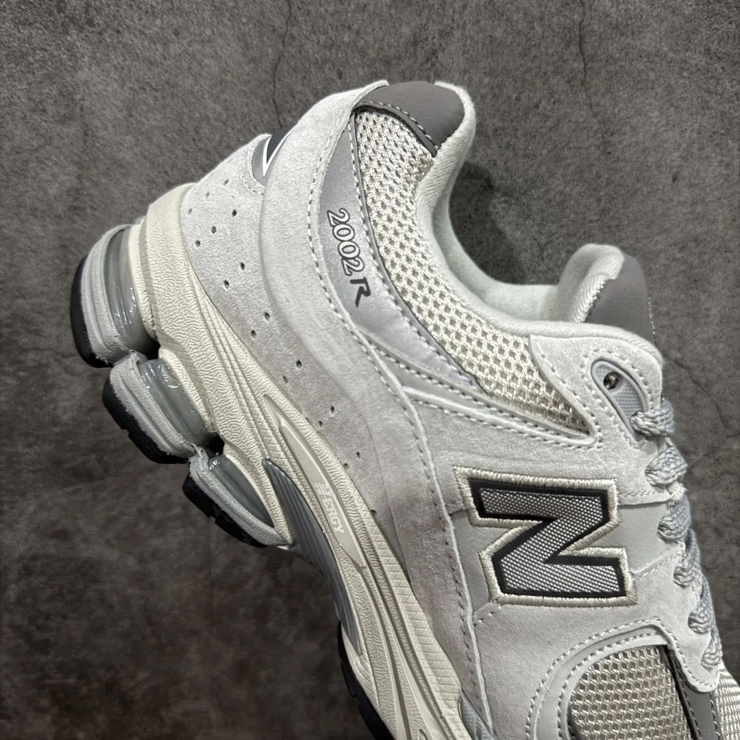 💰230 【BC纯原版】New Balance NB2002R系列 ML2002RO 全新版本 东莞大厂出品 市场第一梯队品质 绝对秒杀市场货 完美版型 正确组合大底 价格一步到位‼️ 全套原楦原纸板原厂数据开发 进口三明治网面 原装进口皮料正确绒感卡色 正确中底拉帮中底网布细节 原厂标裁 带紫光防伪 定制后跟透明水晶模块 冲裁组合 大底贴合程度胶水上色把控完美 整洁度挑战全网艺术家 多道序QC把关品质完善 匠心打造 耗时多月开发完成 工艺极其复杂难度可想而知 新开独立私模大底 正确六层组合大底 高端零售专供产物 Size：36 37 37.5 38 38.5 39 40 40.5 41 42 42.5 43 44 45 46 47.5 编码：GQB270280