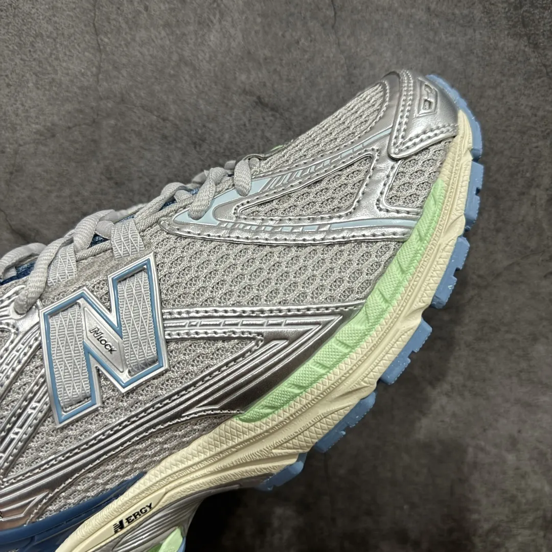 💰220【纯原版】NB新百伦New Balance NB1906 U1906RCR系列复古老爹风休闲运动慢跑鞋 采用轻质牛剖革拼接透气网眼衬垫织物鞋面材质#T-Beam大底提供足步弓支撑，保持步态稳定#后跟搭载外露缓震胶 鞋身整体以各种深浅不一的灰色覆盖，鞋头以淡蓝色调装饰，网眼衬垫通过不规律的色块实现做旧的美感，泛黄的鞋底更是进一步增添了复古气息。 尺码：36 37 37.5 38 38.5 39.5 40 40.5 41.5 42 42.5 43 44 45 46.5 编码：JP260280
