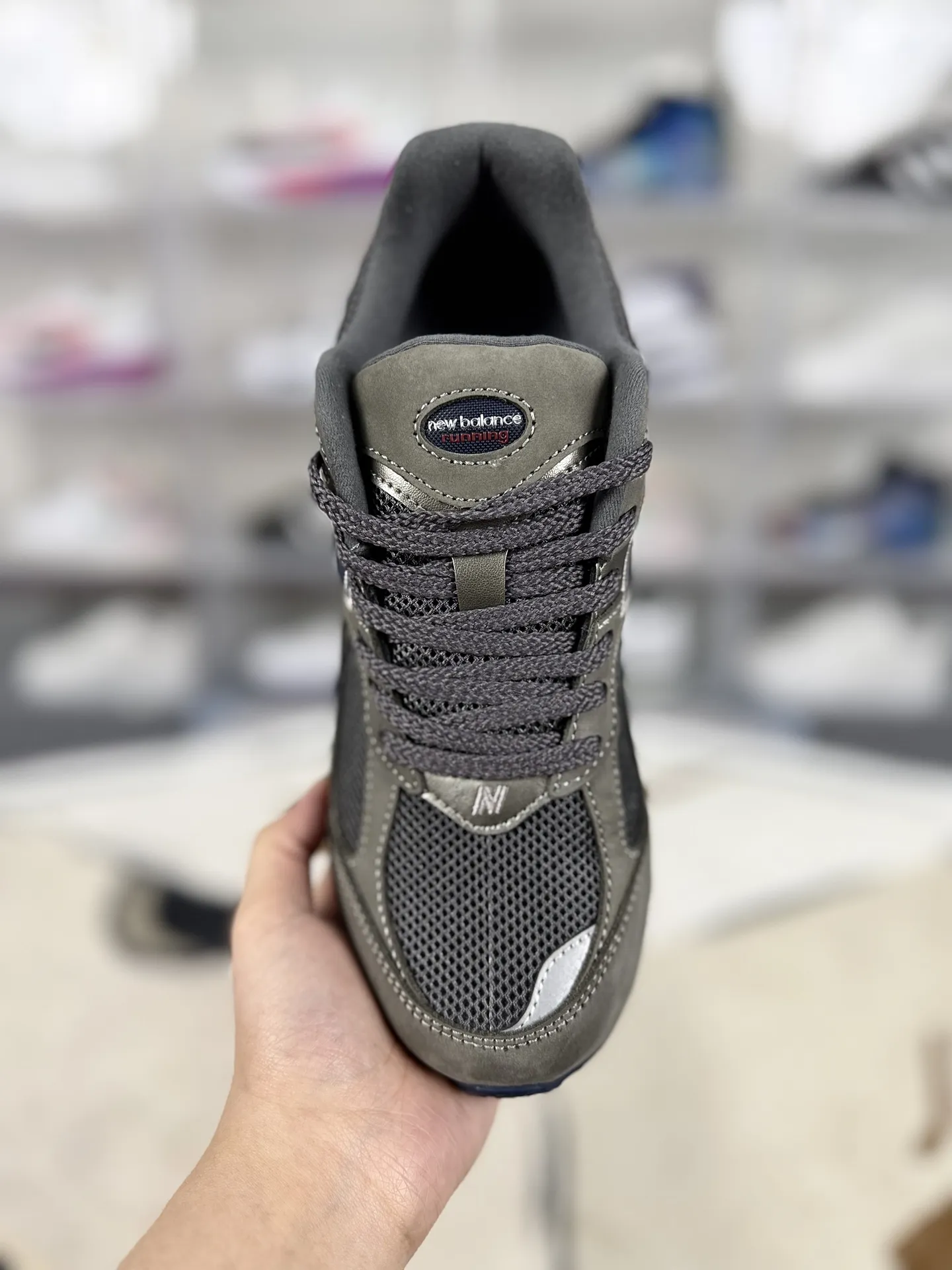 💰240 MR纯原 原厂麂皮New Balance NB 2002R 舒适 织物皮革防滑支撑轻便增高 低帮跑步鞋 男女款 中灰色 新百伦 ▪️New Balance 2002系列复古跑步鞋，是一款备受喜爱的鞋款。鞋面采用柔软的麂皮和尼龙网布或透气网眼织物与猪巴皮革的结合，不仅透气性好，质感十足，还带有浓厚的复古感。鞋舌上的品牌标志与鞋面融为一体，提升了整体的质感；鞋侧的N字Logo采用特殊处理，呈现出独特的复古效果。中底采用缓震材质或轻量化的EVA材料，能够有效缓冲运动中对膝盖的冲击。配备了ABZORB缓震技术，能够在跑步过程中吸收和分散冲击力，减少对脚部的压力。升级版的N-ERGY缓震物料或能量回弹技术，为脚底提供了极致的舒适体验，并能将跑步时产生的能量回馈给脚部，提供更强劲的推进力。鞋底采用独特的弹性材料或T-Beam大底设计，提供良好的支撑和稳定性。鞋面采用透气网眼材料，轻薄柔软，能够有效排汗和通风，保持脚部干爽，减少异味产生。NB2002跑鞋以其独特的复古风格、出色的舒适度和支撑性能赢得了广泛好评。无论是运动爱好者还是时尚潮人，都能在这款鞋中找到自己的心仪之选。 ▪️尺码：36-46.5（36 37 37.5 38 38.5 39.5 40 40.5 41.5 42 42.5 43 44 44.5 45 46.5） ▪️货号：ML2002RA