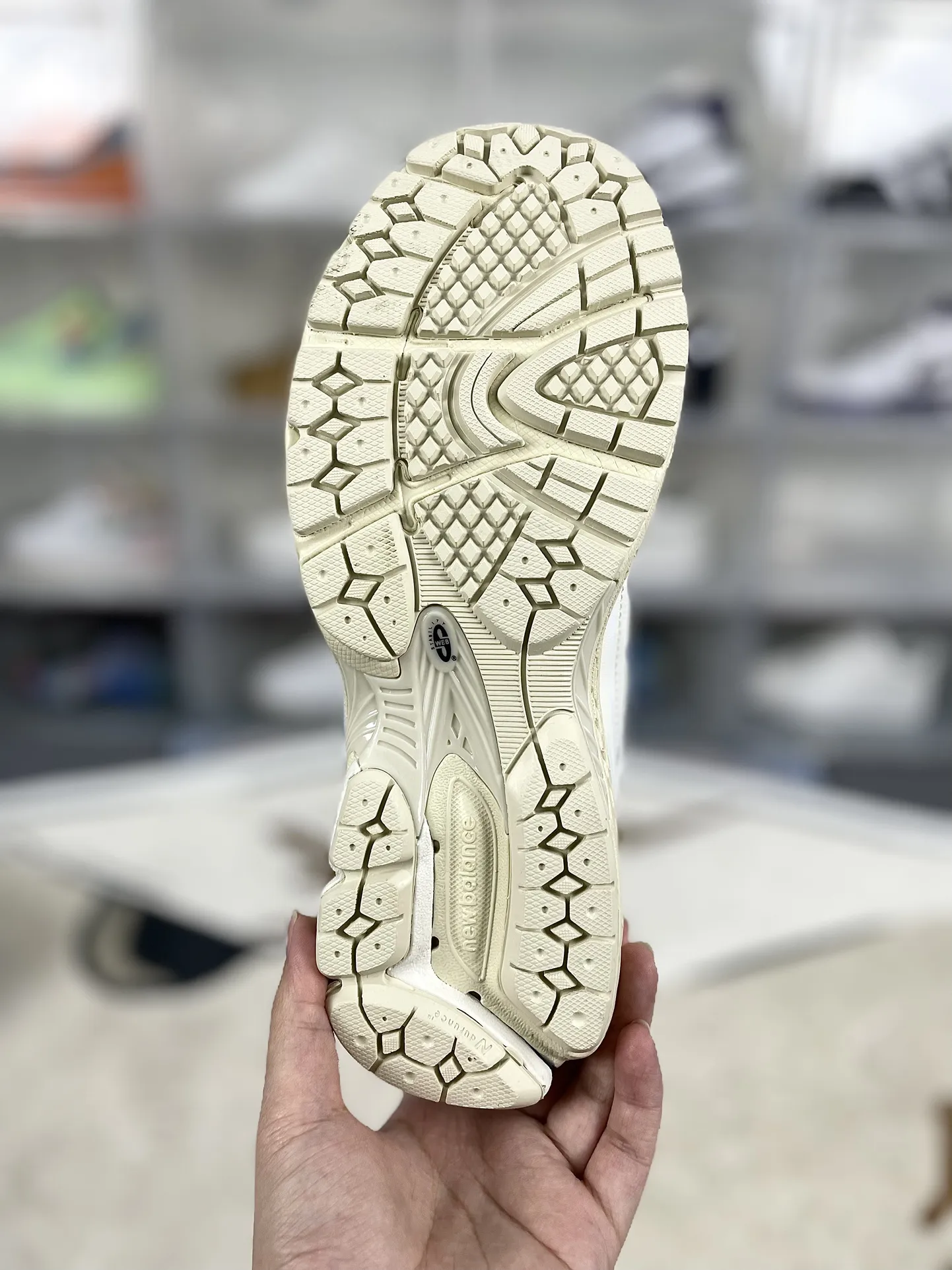 💰190 Z版纯原New Balance NB 1906R 舒适百搭减震支撑耐磨轻便透气防滑 低帮 休闲跑步鞋 男女同款 白色 ▪️New Balance以诞生于21世纪的科技跑鞋1906为蓝本，融合现代先锋科技与日常使用风格注入当代美学，革新演绎复古时尚。淋漓经典轮廓，致敬千福一代跑者的科技美学，1906R以现代设计语言还原初始配色，层次演绎时光更迭的魅力。 ▪️尺码：36-47（36 37 37.5 38 38.5 39.5 40 40.5 41.5 42 42.5 43 44 44.5 45 45.5 46.5 47） ▪️货号：M1906RWW