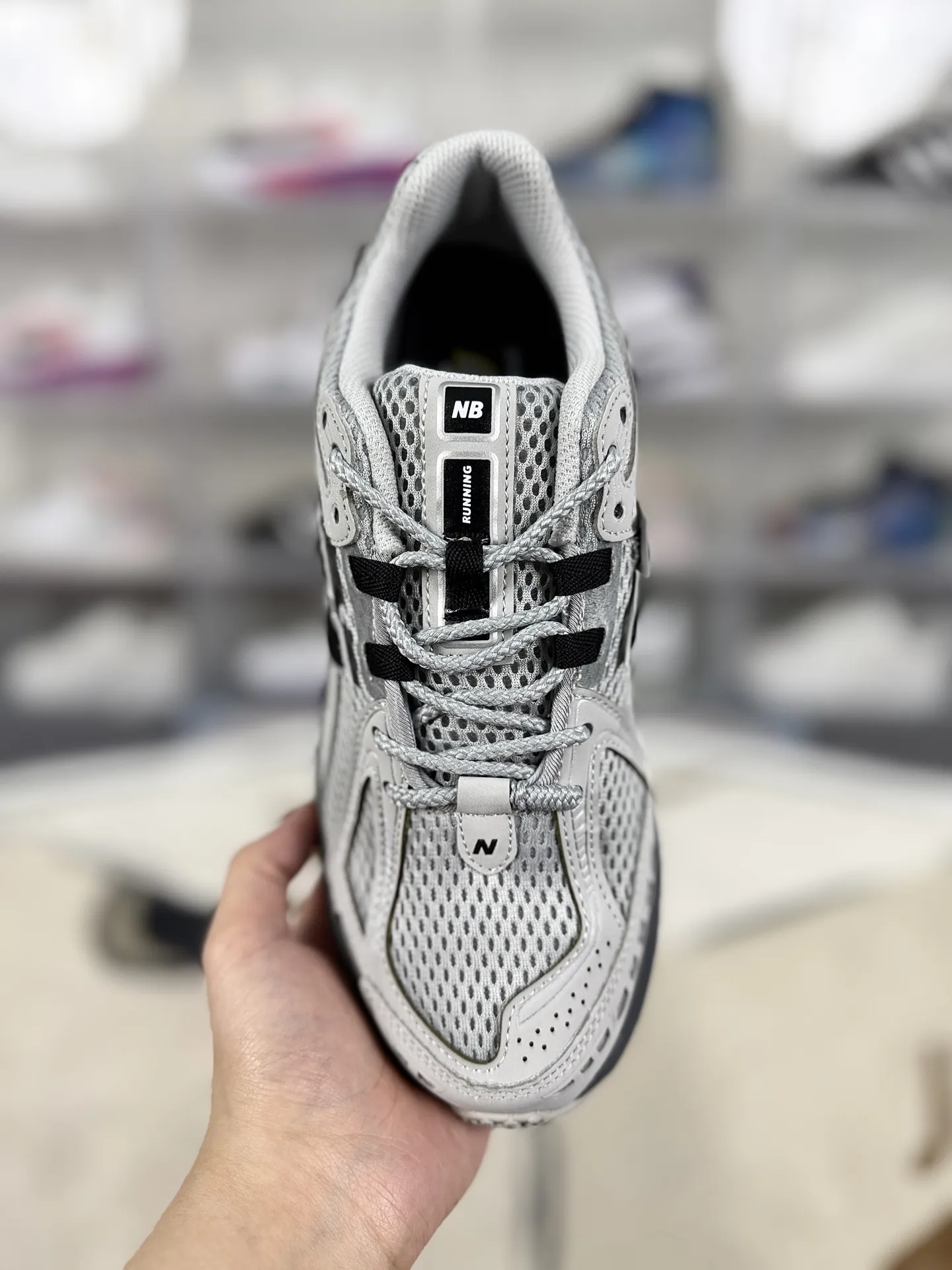 💰190 Z版纯原New Balance NB 1906R Cordura 柔软舒适防滑耐磨 低帮 休闲跑步鞋 男女同款 灰色 新百伦 ▪️New Balance以诞生于21世纪的科技跑鞋1906为蓝本，融合现代先锋科技与日常使用风格注入当代美学，革新演绎复古时尚。淋漓经典轮廓，致敬千福一代跑者的科技美学，1906R以现代设计语言还原初始配色，层次演绎时光更迭的魅力。 ▪️尺码：36-47（36 37 37.5 38 38.5 39.5 40 40.5 41.5 42 42.5 43 44 44.5 45 45.5 46.5 47） ▪️货号：U1906ROA