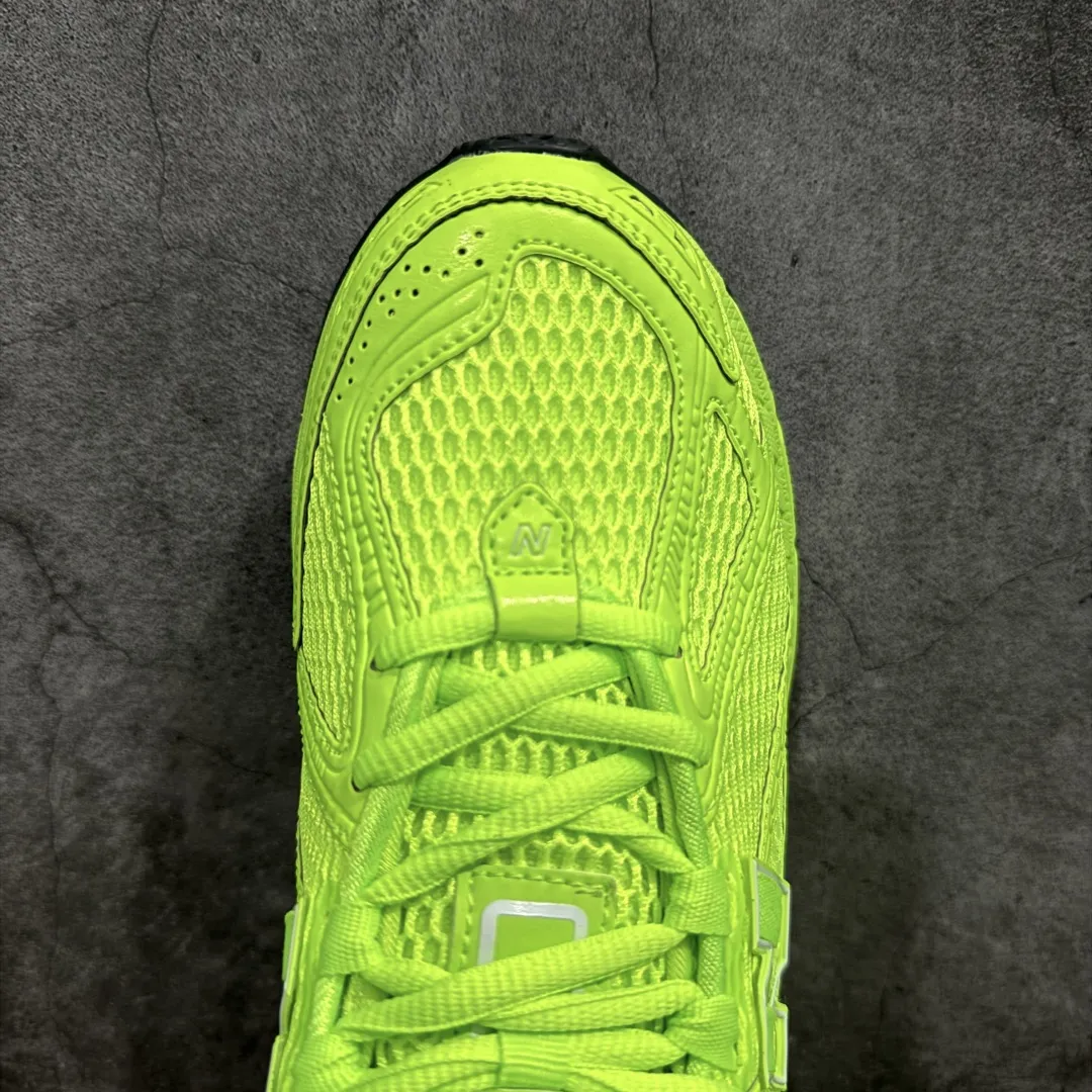 💰220【纯原版】NB新百伦New Balance M1906R M1906RAA系列复古老爹风休闲运动慢跑鞋 采用轻质牛剖革拼接透气网眼衬垫织物鞋面材质#T-Beam大底提供足步弓支撑，保持步态稳定#后跟搭载外露缓震胶 鞋身整体以各种深浅不一的灰色覆盖，鞋头以淡蓝色调装饰，网眼衬垫通过不规律的色块实现做旧的美感，泛黄的鞋底更是进一步增添了复古气息。 尺码：36 37 37.5 38 38.5 39.5 40 40.5 41.5 42 42.5 43 44 45 46.5 编码：JP260280