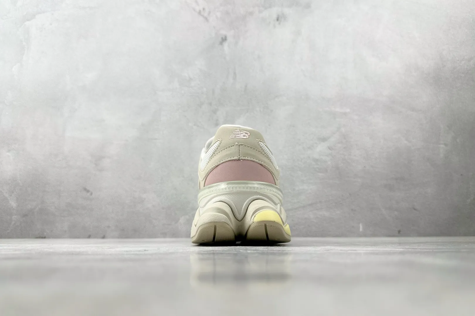 💰240 C版 纯原 大厂出品 新百伦9060 New Balance NB 9060 米粉 货号: U9060JDP 尺码:36 37 37.5 38 38.5 39.5 40 40.5 41.5 42 42.5 43 44 44.5 45 46 46.5 编码:33