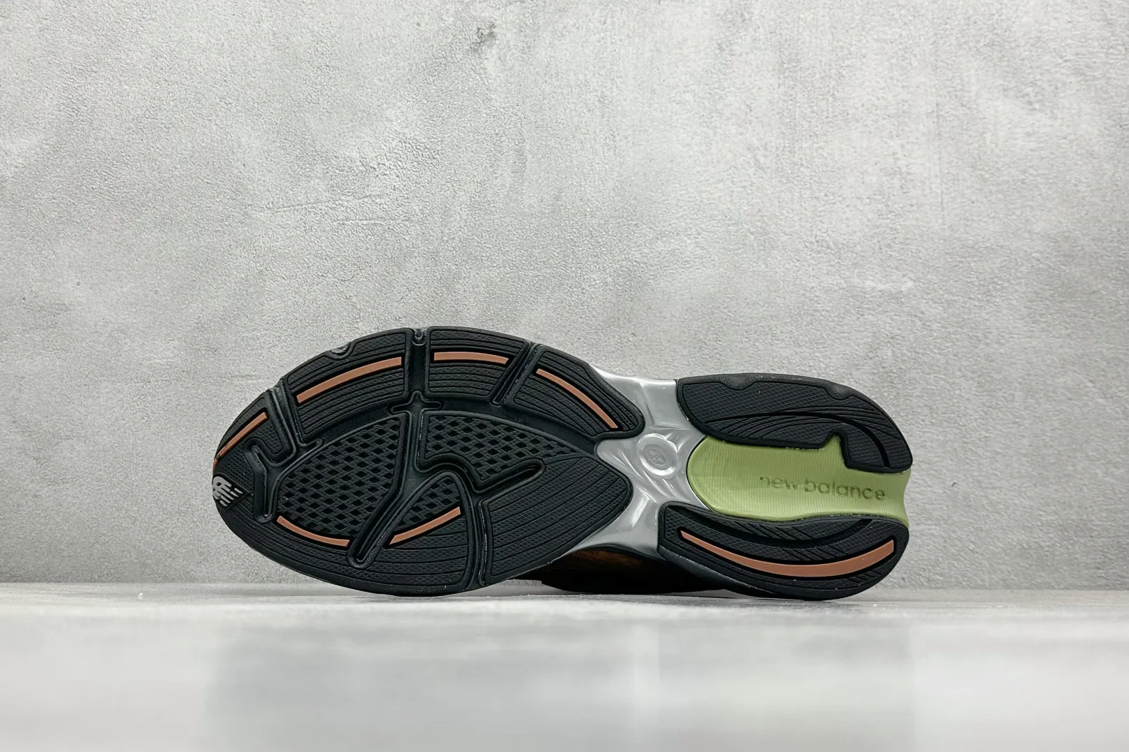 💰240 C版 NB New Balance 2010系列 新百伦经典复古休闲运动板鞋 以ENCAP中底配以升级版 N-ERGY缓震物料 鞋面则采用特色的柔软麂皮搭 以NewBalance经典的尼龙网布 低调中还原跑鞋本真 更年轻化的设计理念与材质 让新世代青年得以用全新视角体验经典鞋款的传奇魅力 官方货号：M2010BRN 尺码：36 37 37.5 38 38.5 39.5 40 40.5 41.5 42 42.5 43 44 45 46.5 编码：33