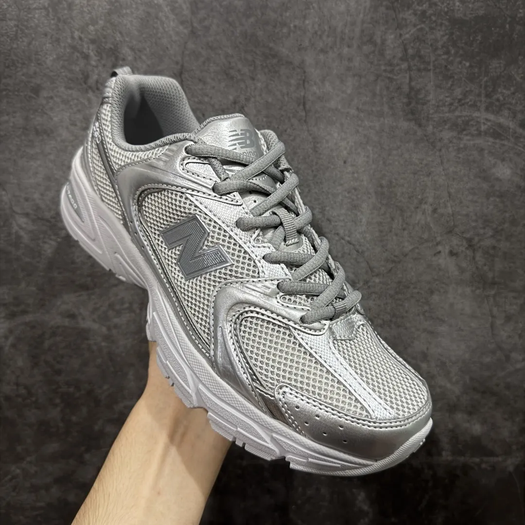 💰200【DT版本】新百伦NB New Balance MR530 银色 MR530ZGS 全套原楦原纸板原厂数据开发 原厂网纱 原装进口皮料正确卡色 正确中底拉帮中底网布细节 冲裁组合 匠心打造 耗时两个月开发完成 工艺极其复杂难度可想而知 新开独立私模大底 全网唯一正确做旧组合大底 高端零售专供产物 尺码：36 37 37.5 38 38.5 39.5 40 40.5 41.5 42 42.5 43 44 44.5 编码：DT240250