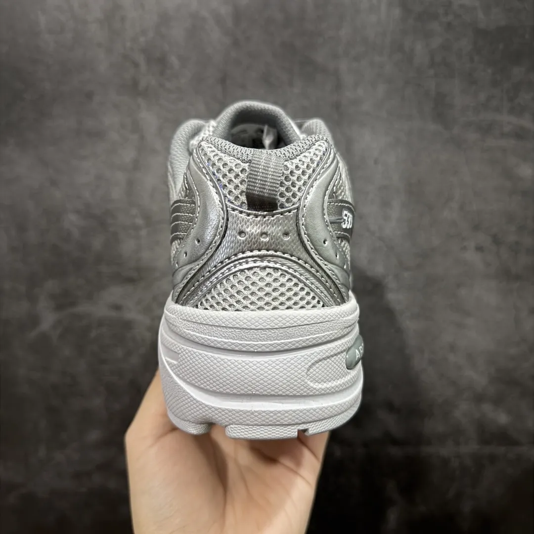 💰200【DT版本】新百伦NB New Balance MR530 银色 MR530ZGS 全套原楦原纸板原厂数据开发 原厂网纱 原装进口皮料正确卡色 正确中底拉帮中底网布细节 冲裁组合 匠心打造 耗时两个月开发完成 工艺极其复杂难度可想而知 新开独立私模大底 全网唯一正确做旧组合大底 高端零售专供产物 尺码:36 37 37.5 38 38.5 39.5 40 40.5 41.5 42 42.5 43 44 44.5 编码:DT240250