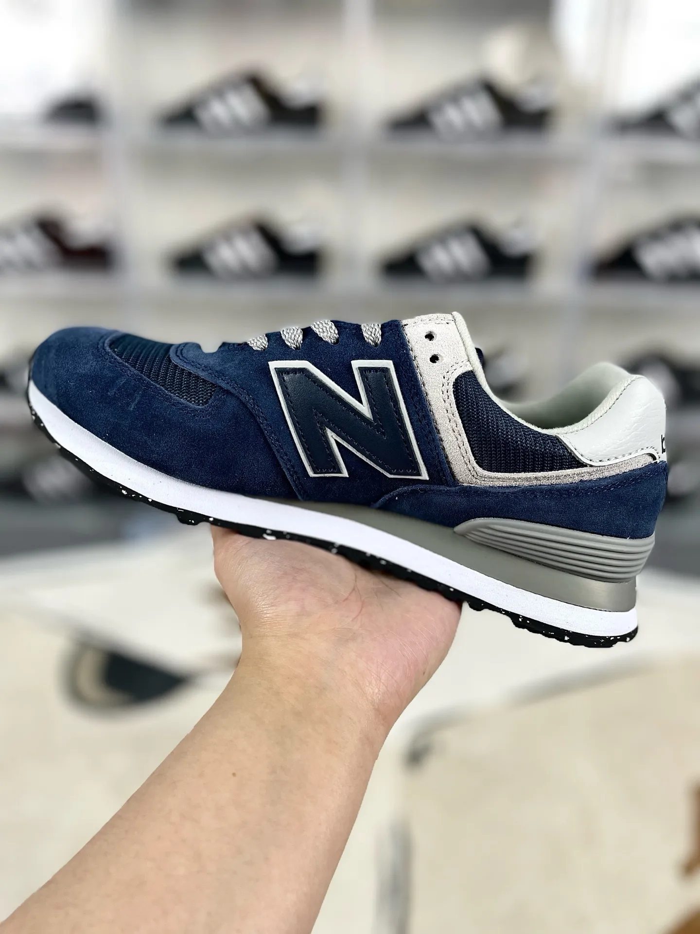 💰180 GS纯原New Balance NB 574 复古字母系带 织物绒面皮 低帮跑步鞋 男女同款 深蓝色 新百伦 ▪️New Balance 574 诞生于1988年,直至今天仍是 NewBalance 最为热销的复古慢跑鞋之一,其简约复古的外形,层出不穷的配色,成为了 New Balance 最热销的型号,作为New Balance 的当家鞋款,574兼具经典与时尚,备受明星潮人的追捧,是New Balance 的粉丝几乎人手一双的经典鞋款。 ▪️尺码:36-45(36 37 37.5 38 38.5 39.5 40 40.5 41.5 42 42.5 43 44 44.5 45) ▪️货号:ML574EVN