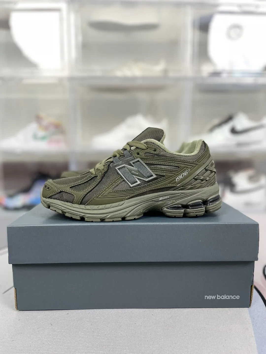 💰190 Z版纯原New Balance NB 1906R 复古潮流休闲防滑耐磨轻便 低帮 训练跑步鞋 男女同款 军绿色 新百伦 ▪️New Balance以诞生于21世纪的科技跑鞋1906为蓝本,融合现代先锋科技与日常使用风格注入当代美学,革新演绎复古时尚。淋漓经典轮廓,致敬千福一代跑者的科技美学,1906R以现代设计语言还原初始配色,层次演绎时光更迭的魅力。 ▪️尺码:36-45(36 37 37.5 38 38.5 39.5 40 40.5 41.5 42 42.5 43 44 44.5 45) ▪️货号:M1906RS
