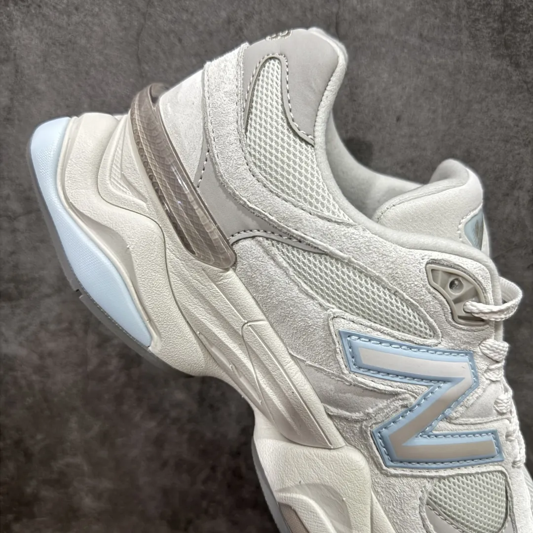 💰240【纯原版】 New Balance NB9060 联名款 复古休闲运动慢跑鞋 米绿色U9060ZGA 全套原楦原纸板原厂数据开发 进口三明治网面 原装进口翻毛皮料正确绒感卡色 正确中底拉帮中底网布细节 原厂标裁 带紫光防伪 定制后跟透明水晶模块 冲裁组合 大底贴合程度胶水上色把控完美 整洁度挑战全网艺术家 多道序QC把关品质完善 匠心打造 耗时两个月开发完成 工艺极其复杂难度可想而知 新开独立私模大底 全网唯一正确六层组合大底 高端零售专供产物 Size:36 37 37.5 38 38.5 39 40 40.5 41 42 42.5 43 44 45 46.5 编码:JP270300