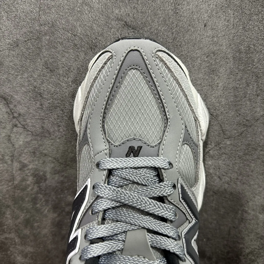 💰240【纯原版】 New Balance NB9060 联名款 复古休闲运动慢跑鞋 灰色 U9060ORB 全套原楦原纸板原厂数据开发 进口三明治网面 原装进口翻毛皮料正确绒感卡色 正确中底拉帮中底网布细节 原厂标裁 带紫光防伪 定制后跟透明水晶模块 冲裁组合 大底贴合程度胶水上色把控完美 整洁度挑战全网艺术家 多道序QC把关品质完善 匠心打造 耗时两个月开发完成 工艺极其复杂难度可想而知 新开独立私模大底 全网唯一正确六层组合大底 高端零售专供产物 Size:36 37 37.5 38 38.5 39 40 40.5 41 42 42.5 43 44 45 46.5 编码:JPC290300