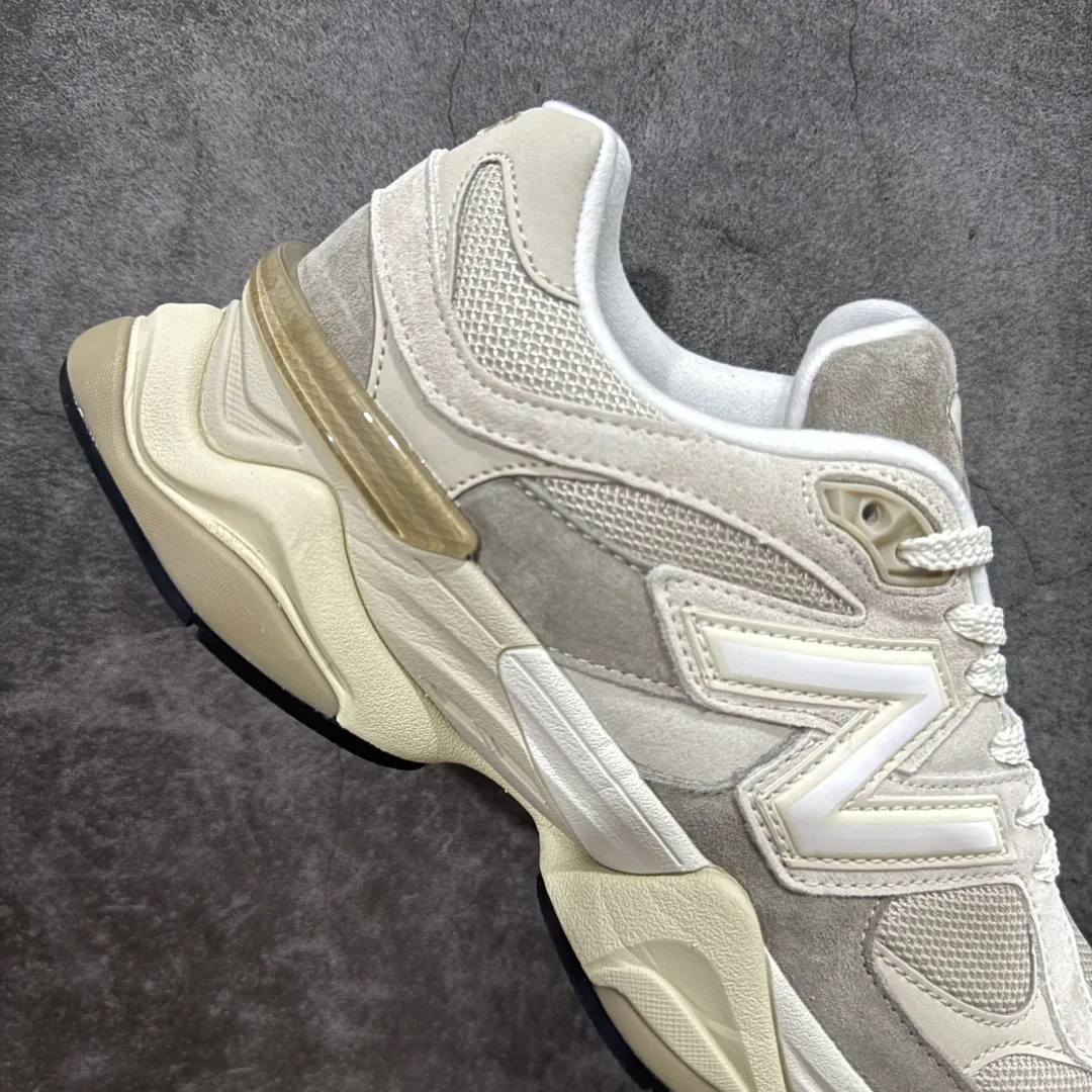 💰240【纯原版】 New Balance NB9060 联名款 复古休闲运动慢跑鞋 米灰色U9060JBC 全套原楦原纸板原厂数据开发 进口三明治网面 原装进口翻毛皮料正确绒感卡色 正确中底拉帮中底网布细节 原厂标裁 带紫光防伪 定制后跟透明水晶模块 冲裁组合 大底贴合程度胶水上色把控完美 整洁度挑战全网艺术家 多道序QC把关品质完善 匠心打造 耗时两个月开发完成 工艺极其复杂难度可想而知 新开独立私模大底 全网唯一正确六层组合大底 高端零售专供产物 Size:36 37 37.5 38 38.5 39 40 40.5 41 42 42.5 43 44 45 46.5 编码:JP270300
