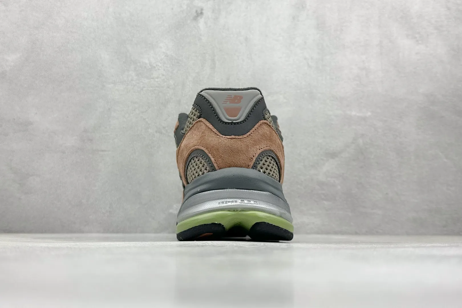 💰240 C版 NB New Balance 2010系列 新百伦经典复古休闲运动板鞋 以ENCAP中底配以升级版 N-ERGY缓震物料 鞋面则采用特色的柔软麂皮搭 以NewBalance经典的尼龙网布 低调中还原跑鞋本真 更年轻化的设计理念与材质 让新世代青年得以用全新视角体验经典鞋款的传奇魅力 官方货号：M2010BRN 尺码：36 37 37.5 38 38.5 39.5 40 40.5 41.5 42 42.5 43 44 45 46.5 编码：33