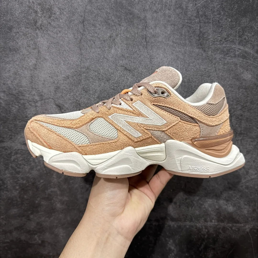 💰240【纯原版】 New Balance NB9060 联名款 复古休闲运动慢跑鞋 粉棕色U9060WCW 全套原楦原纸板原厂数据开发 进口三明治网面 原装进口翻毛皮料正确绒感卡色 正确中底拉帮中底网布细节 原厂标裁 带紫光防伪 定制后跟透明水晶模块 冲裁组合 大底贴合程度胶水上色把控完美 整洁度挑战全网艺术家 多道序QC把关品质完善 匠心打造 耗时两个月开发完成 工艺极其复杂难度可想而知 新开独立私模大底 全网唯一正确六层组合大底 高端零售专供产物 Size:36 37 37.5 38 38.5 39.5 40 40.5 41.5 42 42.5 43 44 45 46.5 编码:JPC290300