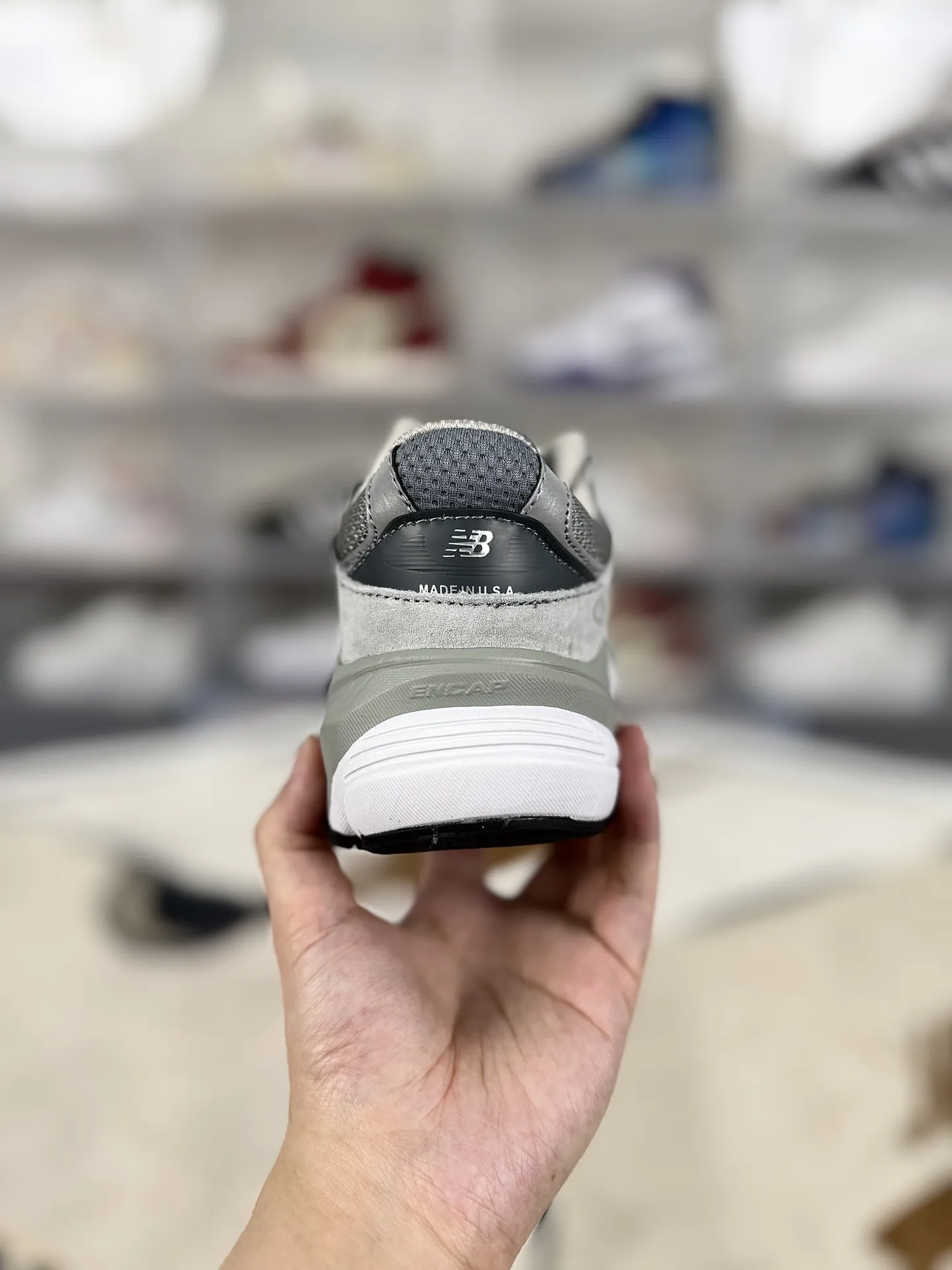 💰180 GS纯原New Balance NB 990 V6 舒适百搭防滑耐磨 低帮跑步鞋 男女款 灰色 新百伦 ▪️NB990V6跑步鞋是一款备受好评的鞋款。鞋面采用绒面革与织物拼接设计，搭配精致的细节点缀，提升了鞋子的质感和触感。这种材质组合不仅舒适耐穿，还赋予了鞋子独特的复古韵味。NB990V6搭载了全新的FuelCell缓震大底，为鞋子提供了出色的缓震性能。这种技术通过氮气注入工艺，使中底回弹性能提升，同时降低了重量，让穿着者在跑步或日常行走中都能感受到柔软而富有弹性的回馈。ENCAP边缘稳定系统有效减少了长距离行走或跑步时的足部疲劳，提供了额外的支撑和稳定性。NB990V6具有一定的增高效果，且穿着稳定，不用担心崴脚问题，鞋子整体设计注重舒适性，无论是日常穿着还是运动场景，都能提供愉悦的穿着体验。采用网眼和穿孔设计，增强了鞋子的透气性，让双脚保持干爽舒适。这款鞋子的设计打破了传统鞋款的性别界限，男女同款设计让它可以轻松适配各种穿搭风格。无论是搭配牛仔裤、休闲裤还是运动装，都能展现出独特的个性。 ▪️尺码：36-45（36 37 37.5 38 38.5 39.5 40 40.5 41.5 42 42.5 43 44 44.5 45） ▪️货号：M990GL6/W990GL6