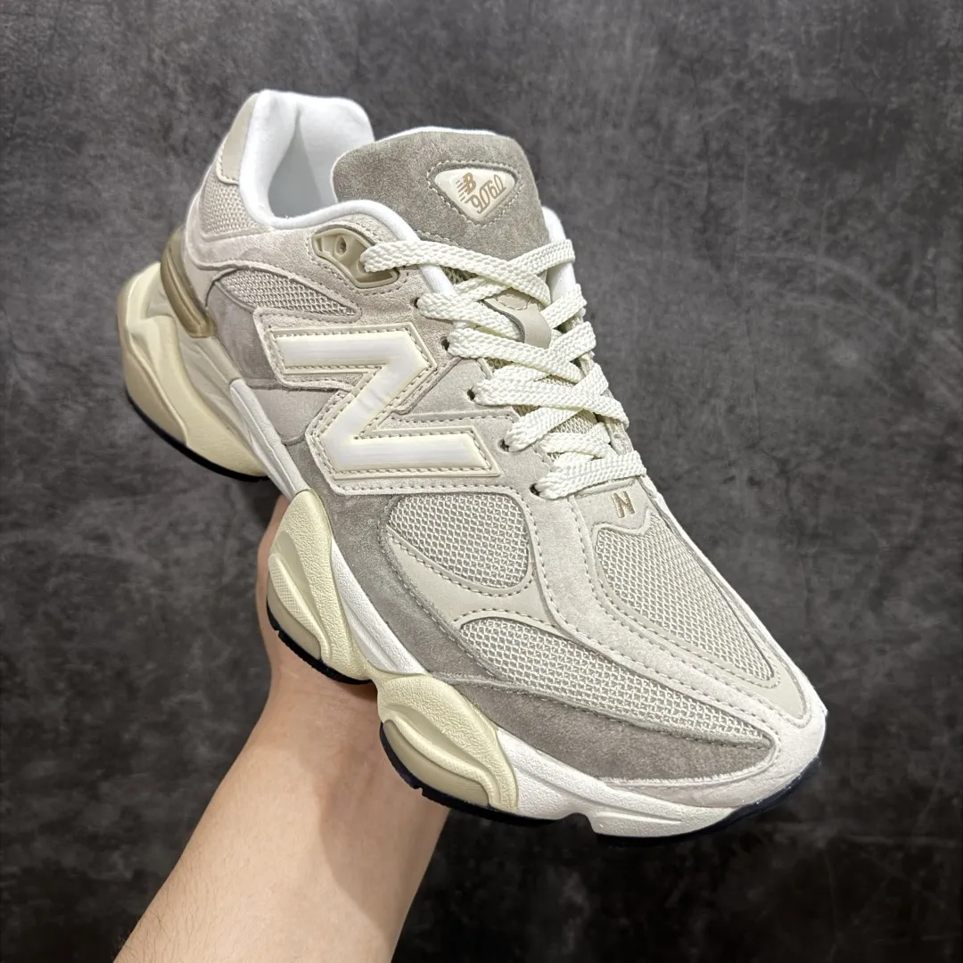 💰240【纯原版】 New Balance NB9060 联名款 复古休闲运动慢跑鞋 米灰色U9060JBC 全套原楦原纸板原厂数据开发 进口三明治网面 原装进口翻毛皮料正确绒感卡色 正确中底拉帮中底网布细节 原厂标裁 带紫光防伪 定制后跟透明水晶模块 冲裁组合 大底贴合程度胶水上色把控完美 整洁度挑战全网艺术家 多道序QC把关品质完善 匠心打造 耗时两个月开发完成 工艺极其复杂难度可想而知 新开独立私模大底 全网唯一正确六层组合大底 高端零售专供产物 Size:36 37 37.5 38 38.5 39 40 40.5 41 42 42.5 43 44 45 46.5 编码:JP270300