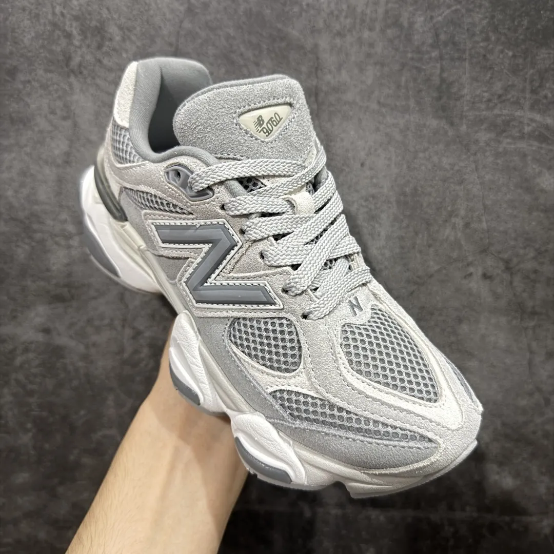 💰240【纯原版】 New Balance NB9060 联名款 复古休闲运动慢跑鞋 灰色 U9060ERD 全套原楦原纸板原厂数据开发 进口三明治网面 原装进口翻毛皮料正确绒感卡色 正确中底拉帮中底网布细节 原厂标裁 带紫光防伪 定制后跟透明水晶模块 冲裁组合 大底贴合程度胶水上色把控完美 整洁度挑战全网艺术家 多道序QC把关品质完善 匠心打造 耗时两个月开发完成 工艺极其复杂难度可想而知 新开独立私模大底 全网唯一正确六层组合大底 高端零售专供产物 Size:36 37 37.5 38 38.5 39 40 40.5 41 42 42.5 43 44 45 46.5 编码:JPC290300