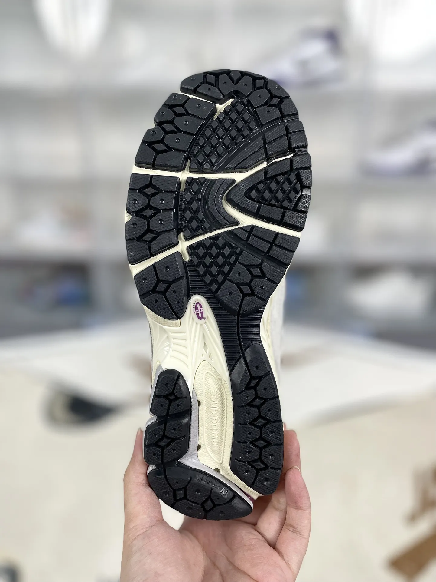 💰190 Z版纯原New Balance NB 1906R 舒适简约百搭耐磨 低帮 休闲跑步鞋 男女款 米紫 新百伦 ▪️New Balance以诞生于21世纪的科技跑鞋1906为蓝本，融合现代先锋科技与日常使用风格注入当代美学，革新演绎复古时尚。淋漓经典轮廓，致敬千福一代跑者的科技美学，1906R以现代设计语言还原初始配色，层次演绎时光更迭的魅力。 ▪️尺码：36-40（36 37 37.5 38 38.5 39.5 40） ▪️货号：M1906REF