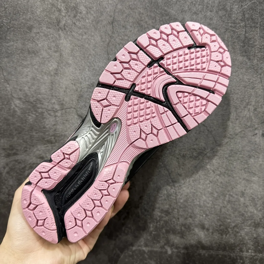 💰220【纯原版】NB新百伦New Balance NB1906 U1906RCU系列复古老爹风休闲运动慢跑鞋 采用轻质牛剖革拼接透气网眼衬垫织物鞋面材质#T-Beam大底提供足步弓支撑，保持步态稳定#后跟搭载外露缓震胶 鞋身整体以各种深浅不一的灰色覆盖，鞋头以淡蓝色调装饰，网眼衬垫通过不规律的色块实现做旧的美感，泛黄的鞋底更是进一步增添了复古气息。 尺码：36 37 37.5 38 38.5 39.5 40 40.5 41.5 42 42.5 43 44 45 46.5 编码：JP260280