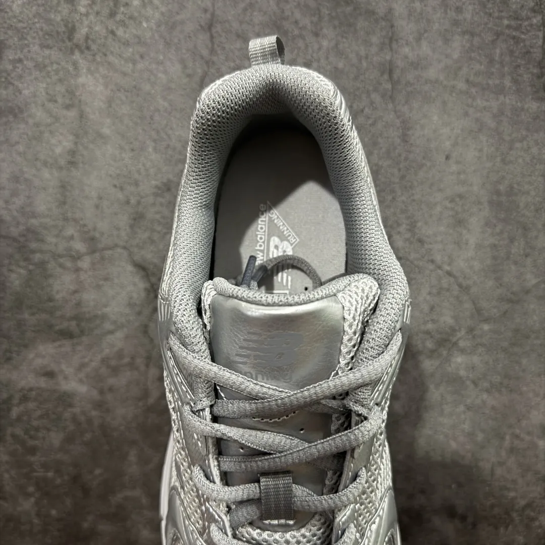 💰200【DT版本】新百伦NB New Balance MR530 银色 MR530ZGS 全套原楦原纸板原厂数据开发 原厂网纱 原装进口皮料正确卡色 正确中底拉帮中底网布细节 冲裁组合 匠心打造 耗时两个月开发完成 工艺极其复杂难度可想而知 新开独立私模大底 全网唯一正确做旧组合大底 高端零售专供产物 尺码：36 37 37.5 38 38.5 39.5 40 40.5 41.5 42 42.5 43 44 44.5 编码：DT240250