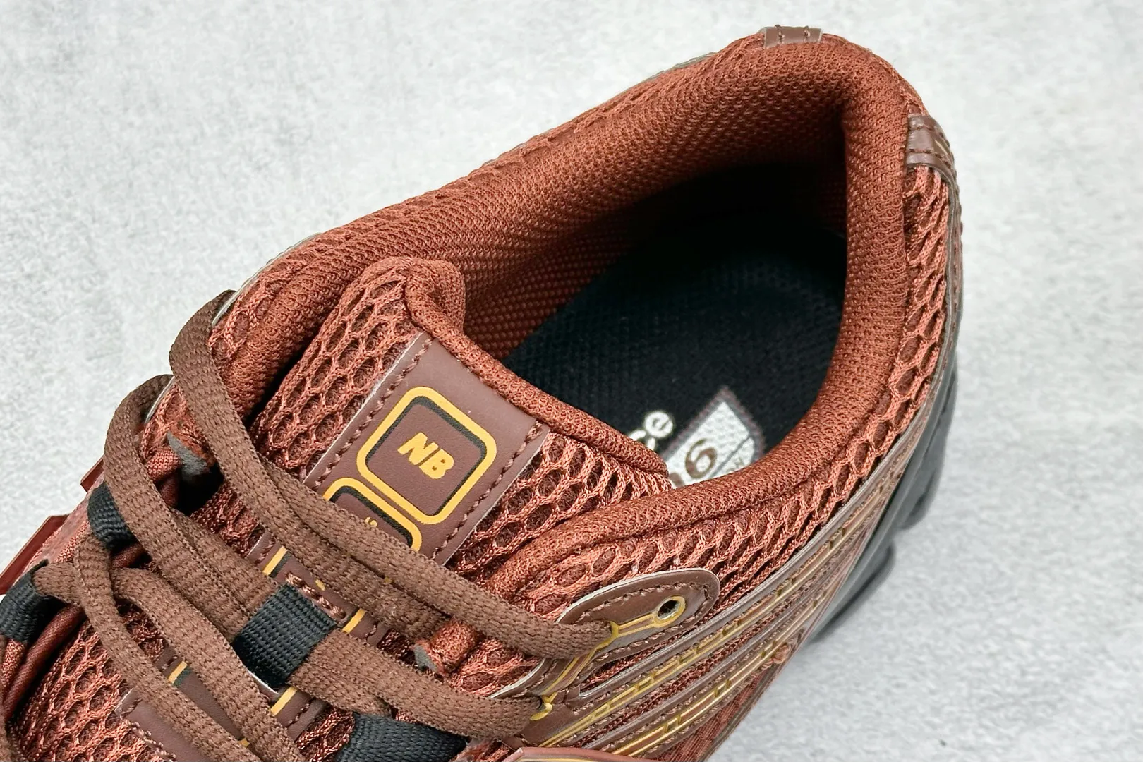 💰240 C版 New Balance 1906系列复古老爹风休闲运动慢跑鞋 #采用轻质牛剖革拼接透气网眼衬垫织物鞋面材质 T-Beam大底提供足步弓支撑,保持步态稳定 后跟搭载外露缓震胶 货号:M1906RZA 尺码:36 37 37.5 38 38.5 39 40 40.5 41 42 42.5 43 44 44.5 45 46.5 编码:33